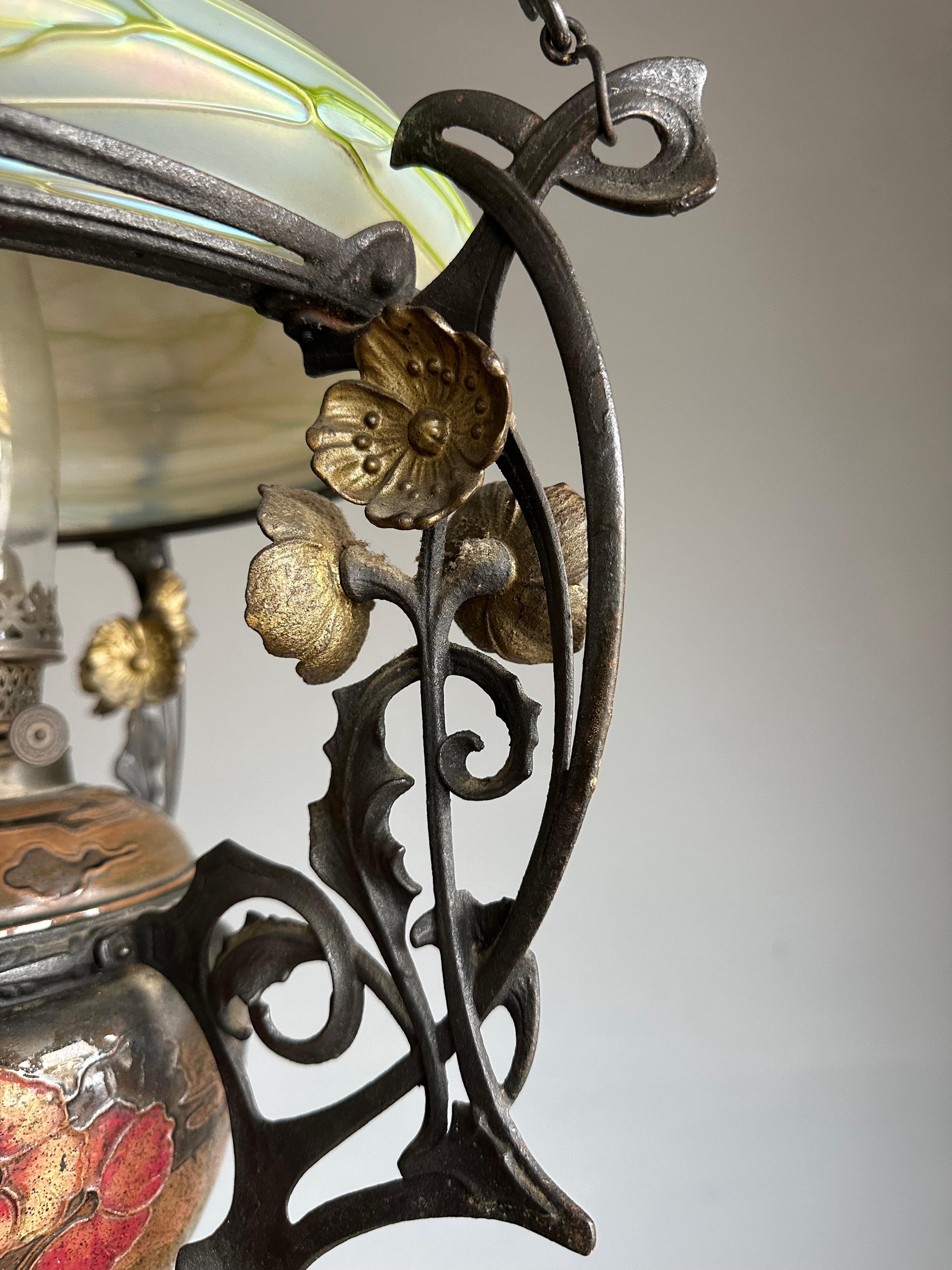 20ième siècle Lampe à huile réglable Art Nouveau Majolica et abat-jour en verre d'art Loetz en vente