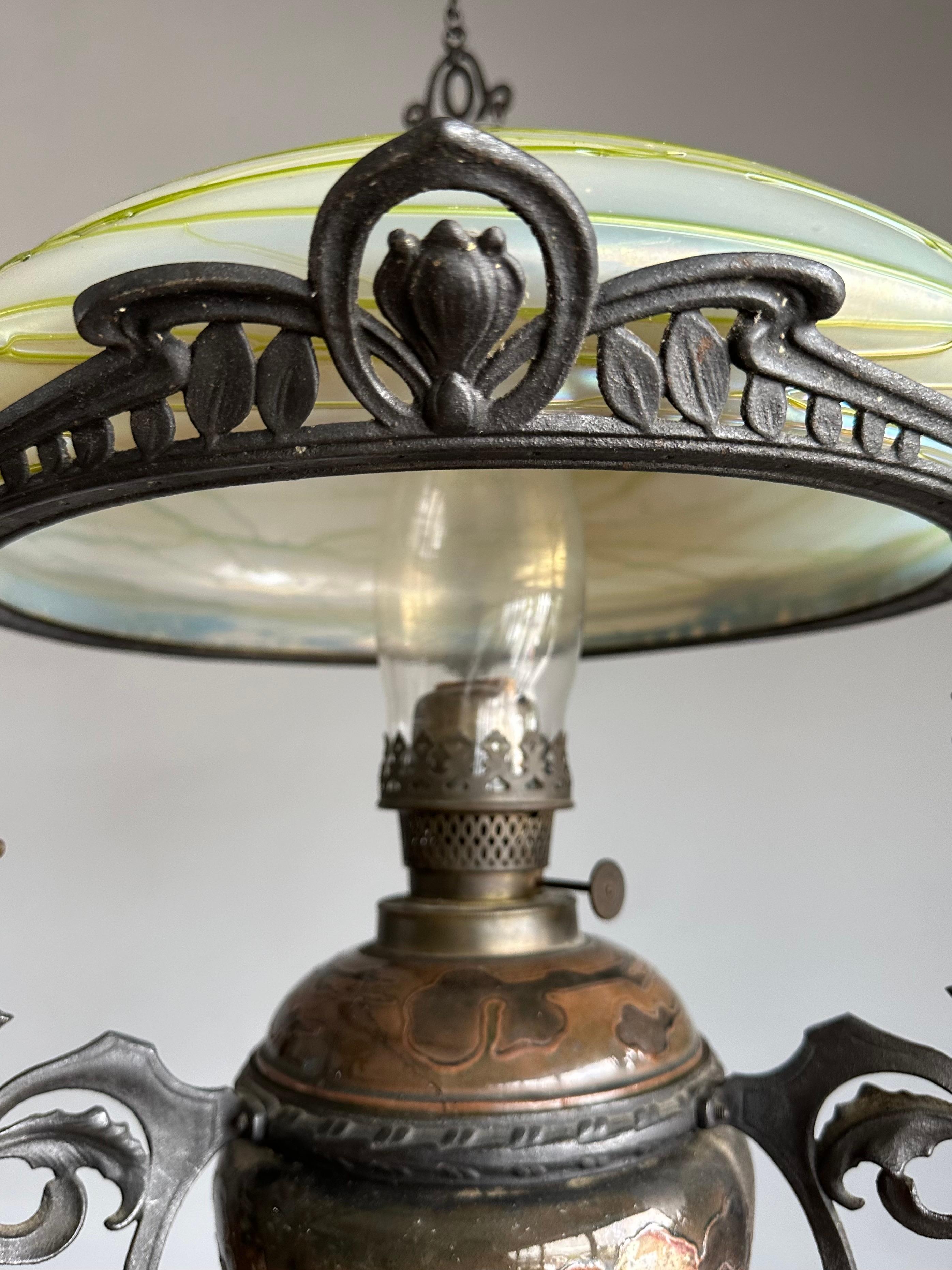 Métal Lampe à huile réglable Art Nouveau Majolica et abat-jour en verre d'art Loetz en vente