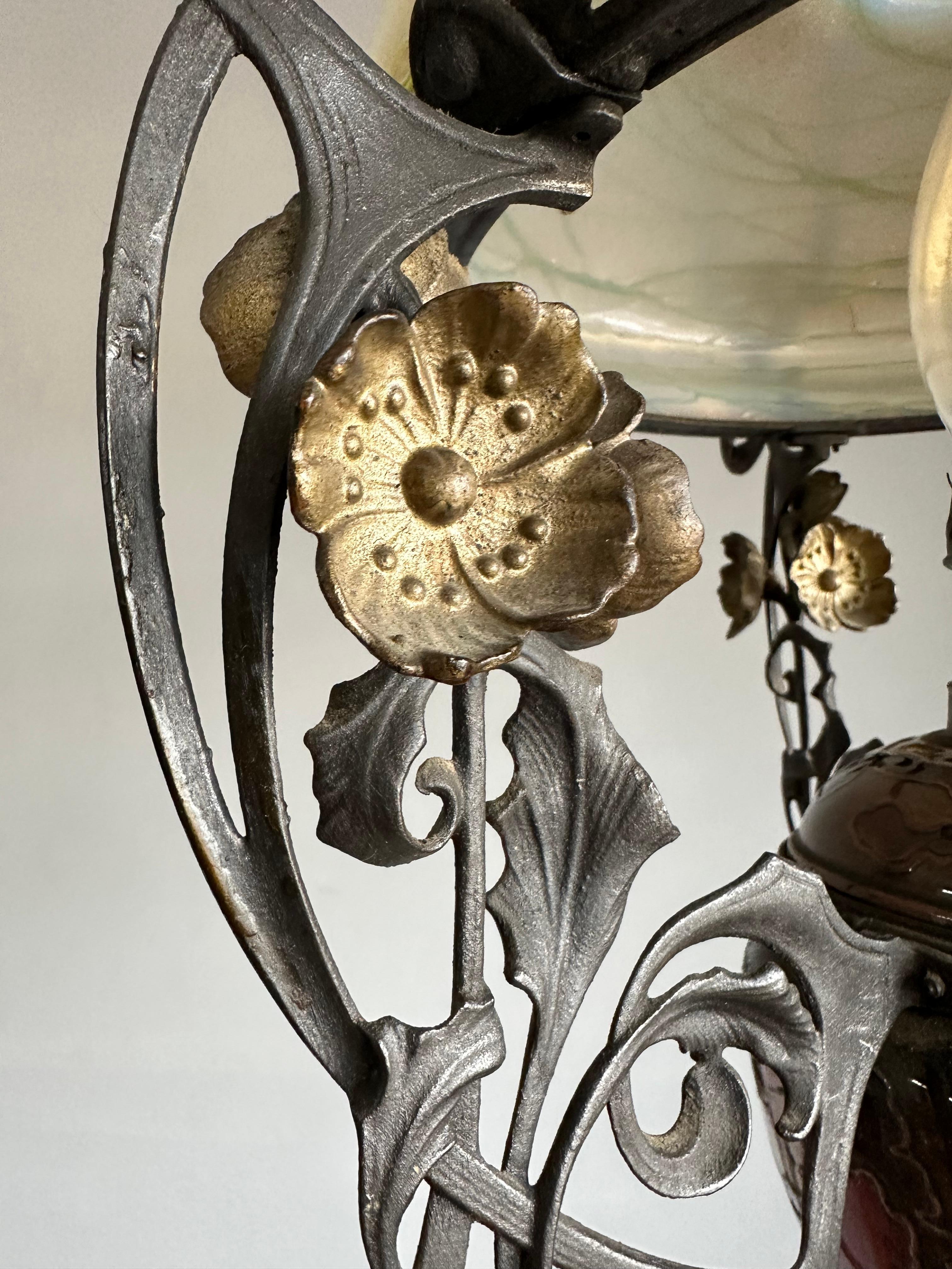 Lampe à huile réglable Art Nouveau Majolica et abat-jour en verre d'art Loetz en vente 1