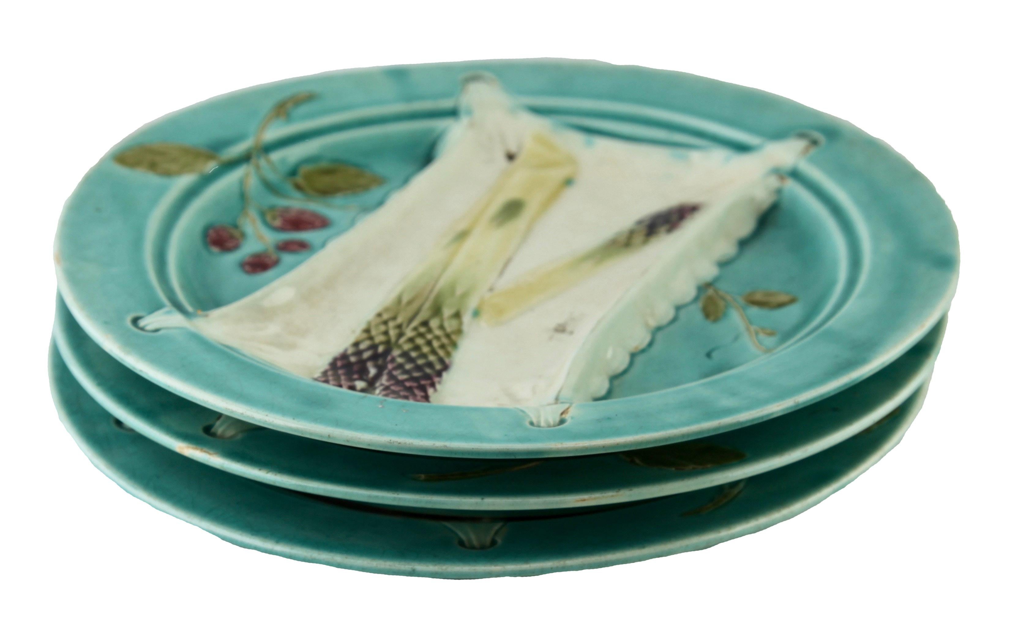Art Nouveau Majolica glazed tableware set of 3 pieces Asparagus pattern in relief.

Majolica is a type of earthenware, Asparagus decorated with coloured lead glazes. 
Victorian Majolica was made between 1849 and 1900.

Measure: 3 plates