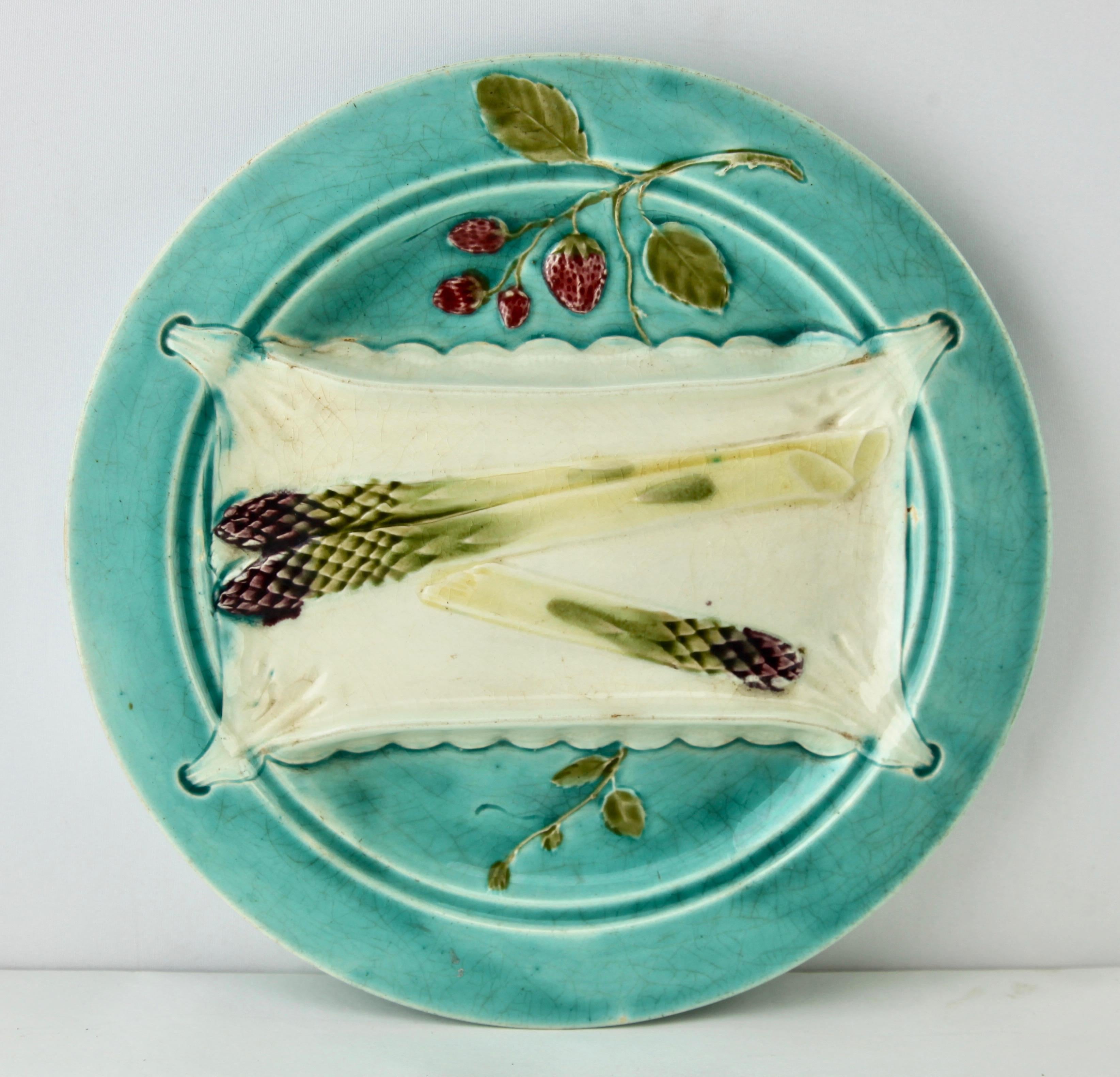 Vernissé Ensemble de 3 assiettes en majolique Art Nouveau à motif d'asperges en relief, années 1900 en vente