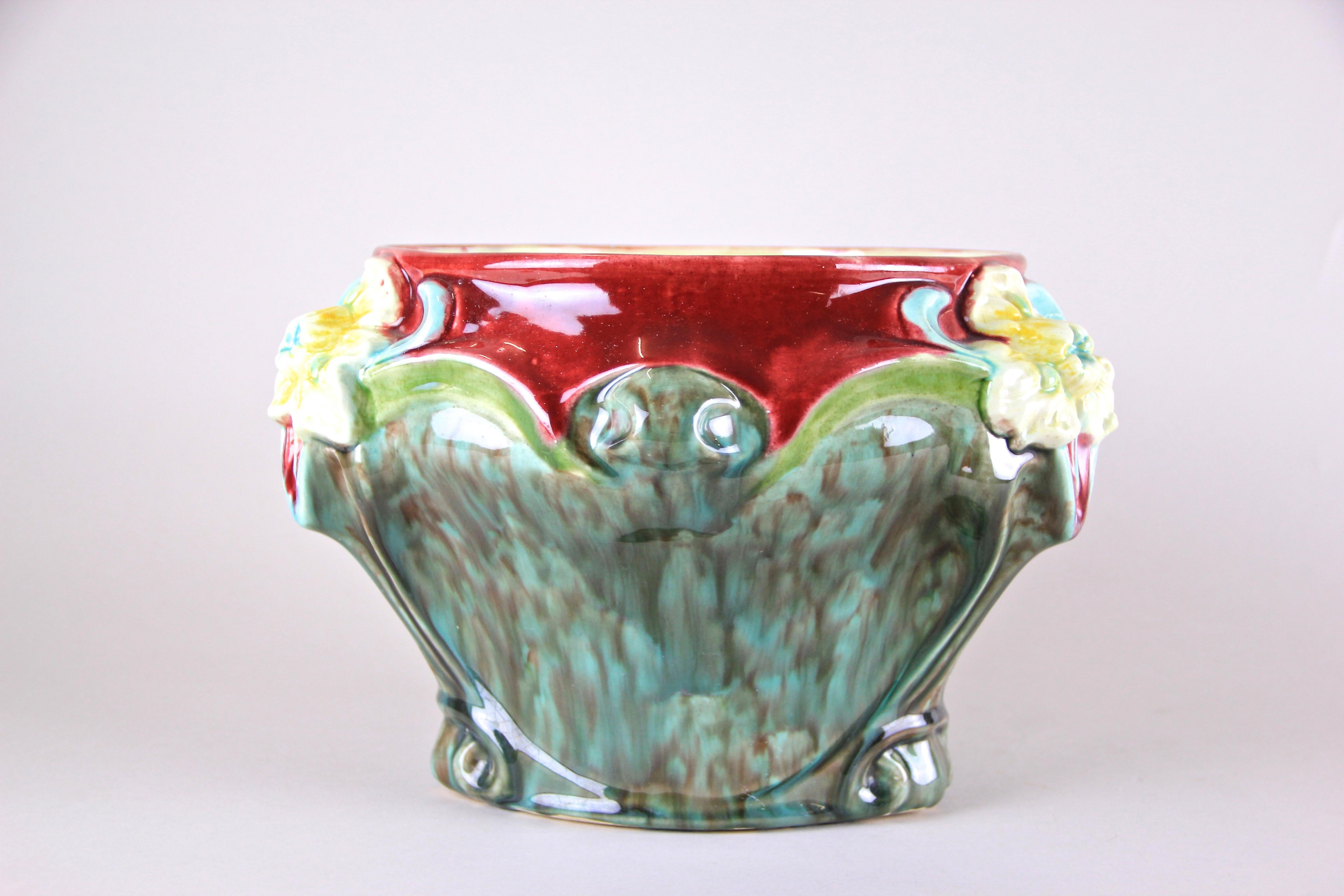 Art Nouveau Majolica Cachepot Hand-Painted, France, circa 1910 In Good Condition In Lichtenberg, AT