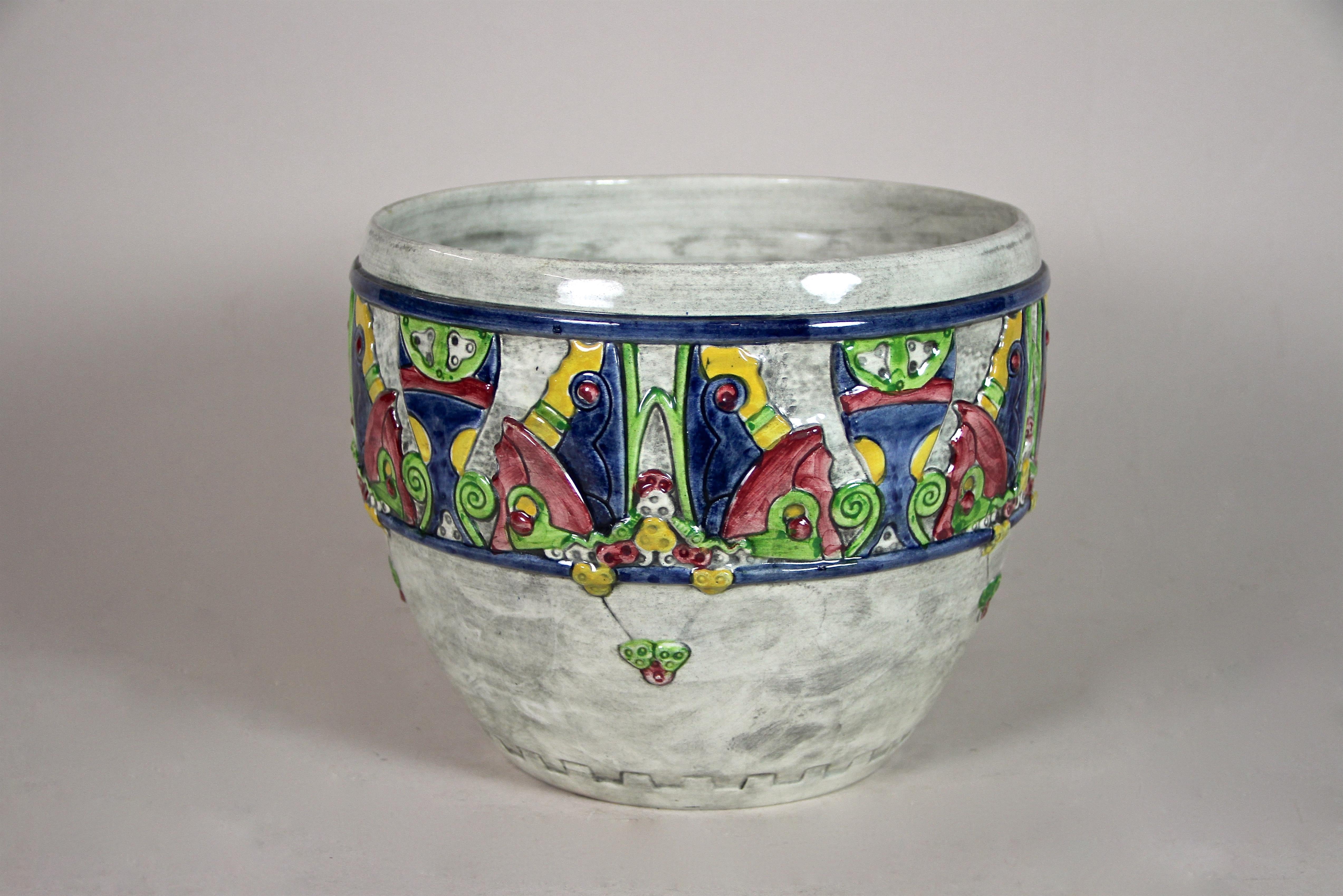 Fantastic Majolica cachepot or planter from the Art Nouveau period in Austria around 1910. Artfully made by the famous manufactory of Julius Dressler, this majolica cachepot shows an absolute memerizing 