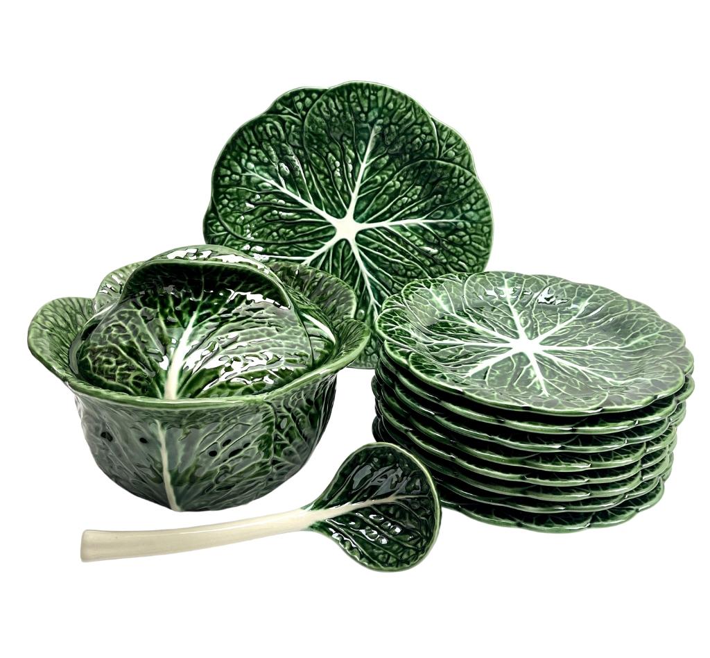 Art Nouveau Majolica glazed tableware set of 10 pieces Leaves pattern in relief.

Sarreguemines Majolica is a type of earthenware, decorated with colored lead glazes. 
Majolica was made between 1930 and 1939

Measure: 8 plates diameter 25 cm + 1