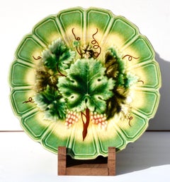 Art Nouveau Majolika Traubenmuster-Set von 8 Tellern mit Stempel von Whit SARREGUEMINES