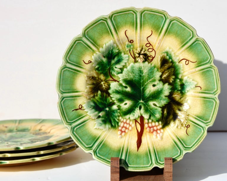 Art Nouveau Majolica Grapes Pattern Set of 8 Plates Whit SARREGUEMINES Stamp In Good Condition For Sale In Verviers, BE