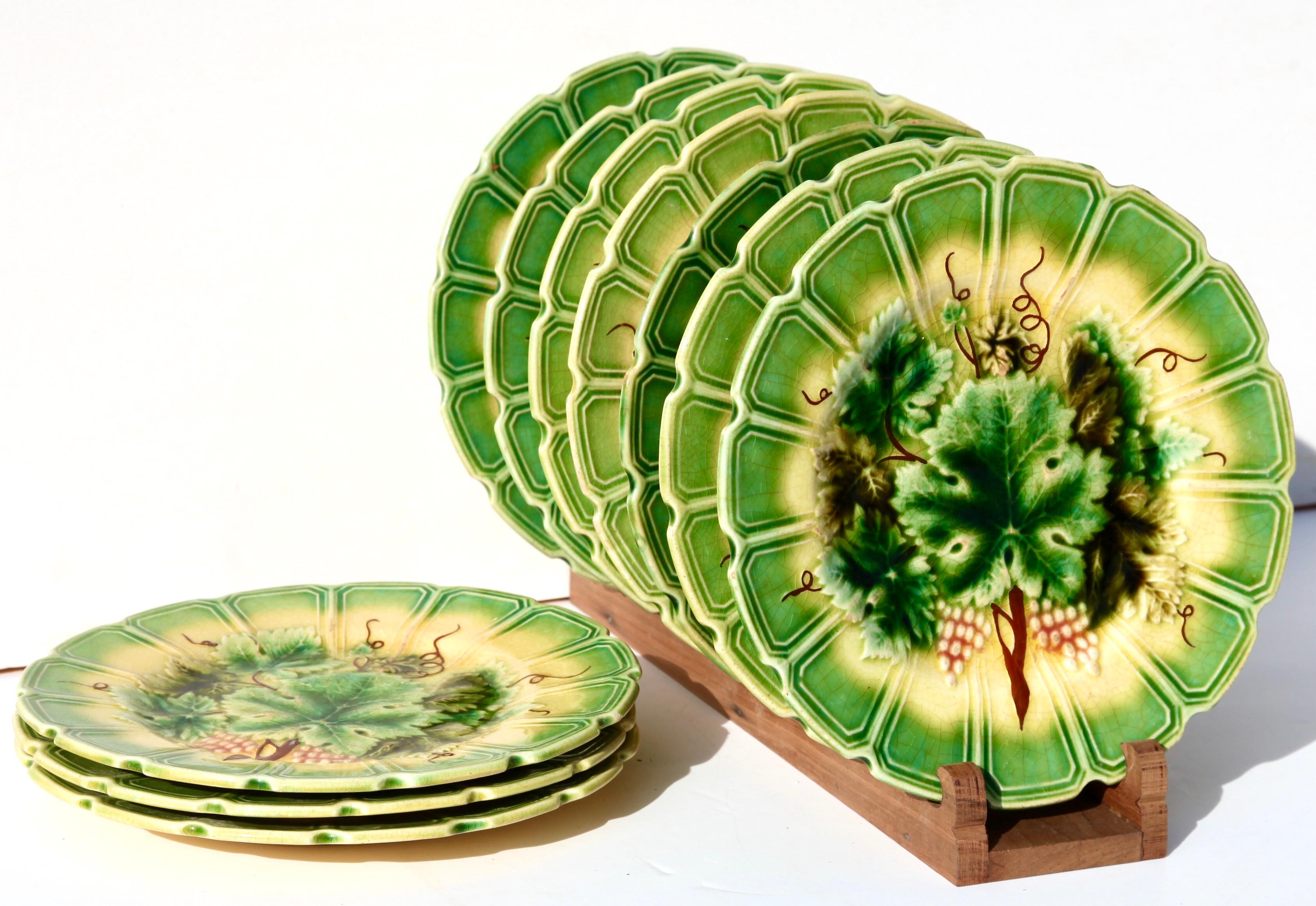 Art Nouveau Majolica Grapes Pattern Set of 8 Plates Whit SARREGUEMINES Stamp In Good Condition In Verviers, BE