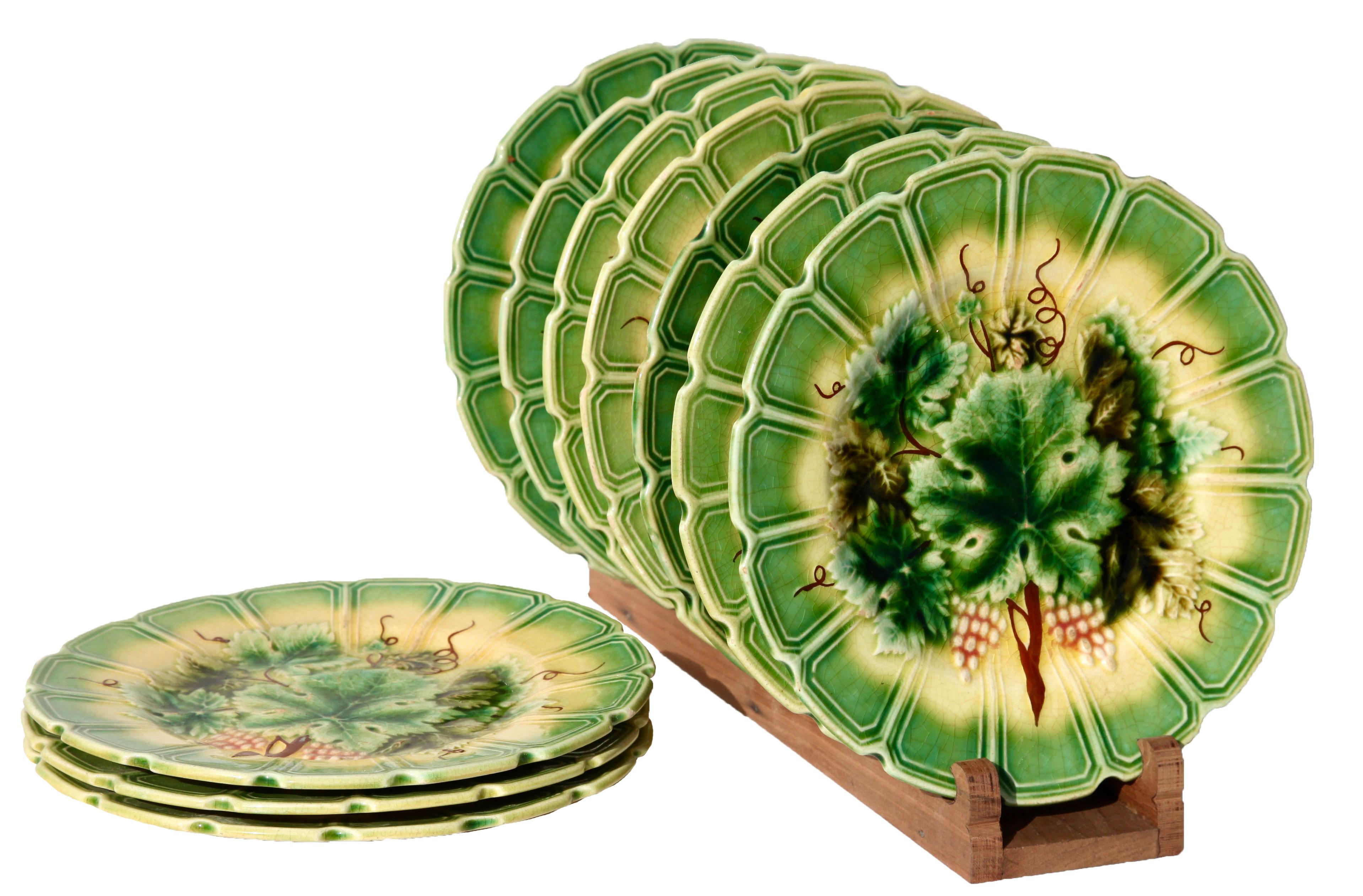 Late 19th Century Art Nouveau Majolica Grapes Pattern Set of 8 Plates Whit SARREGUEMINES Stamp