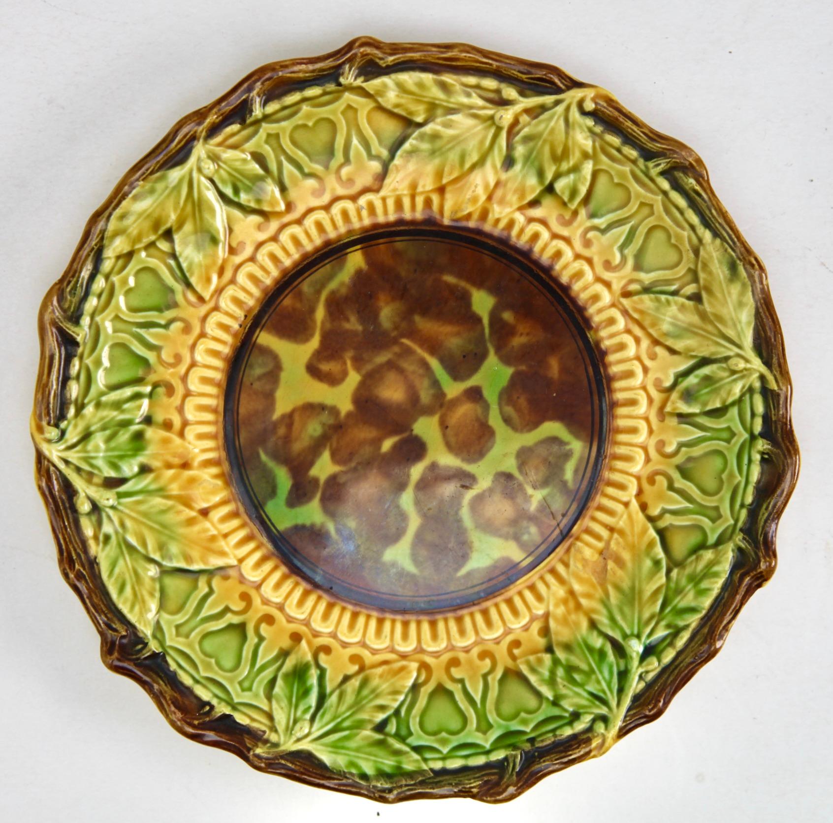 Art Nouveau Majolica glazed tableware set of 9 pieces Leaves pattern in relief.

Sarreguemines Majolica is a type of earthenware, decorated with colored lead glazes. 
Victorian Majolica was made between 1849 and 1900.

Measure: 9 plates diameter