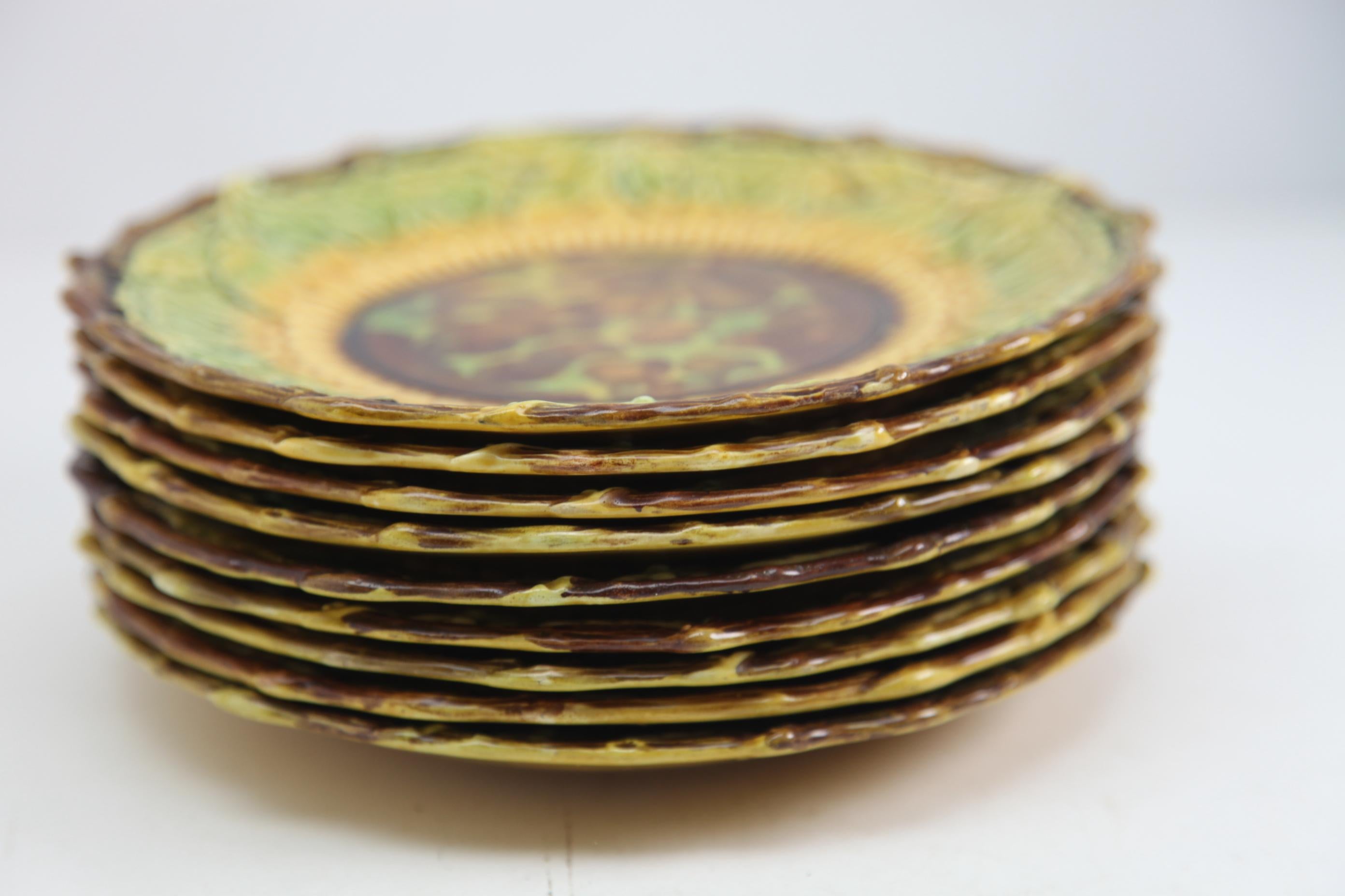 Ensemble de 9 pièces de vaisselle de table en majolique émaillée Art Nouveau Motif de feuilles en relief. Bon état - En vente à Verviers, BE
