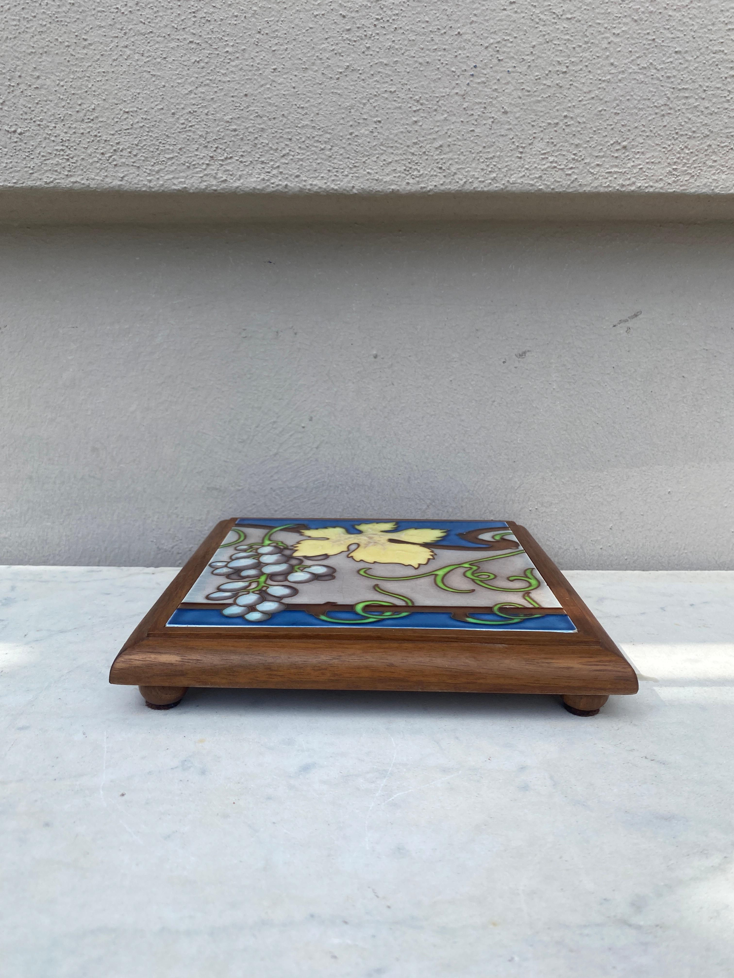Salvamanteles de mayólica Art Nouveau Circa 1900 Francés en venta