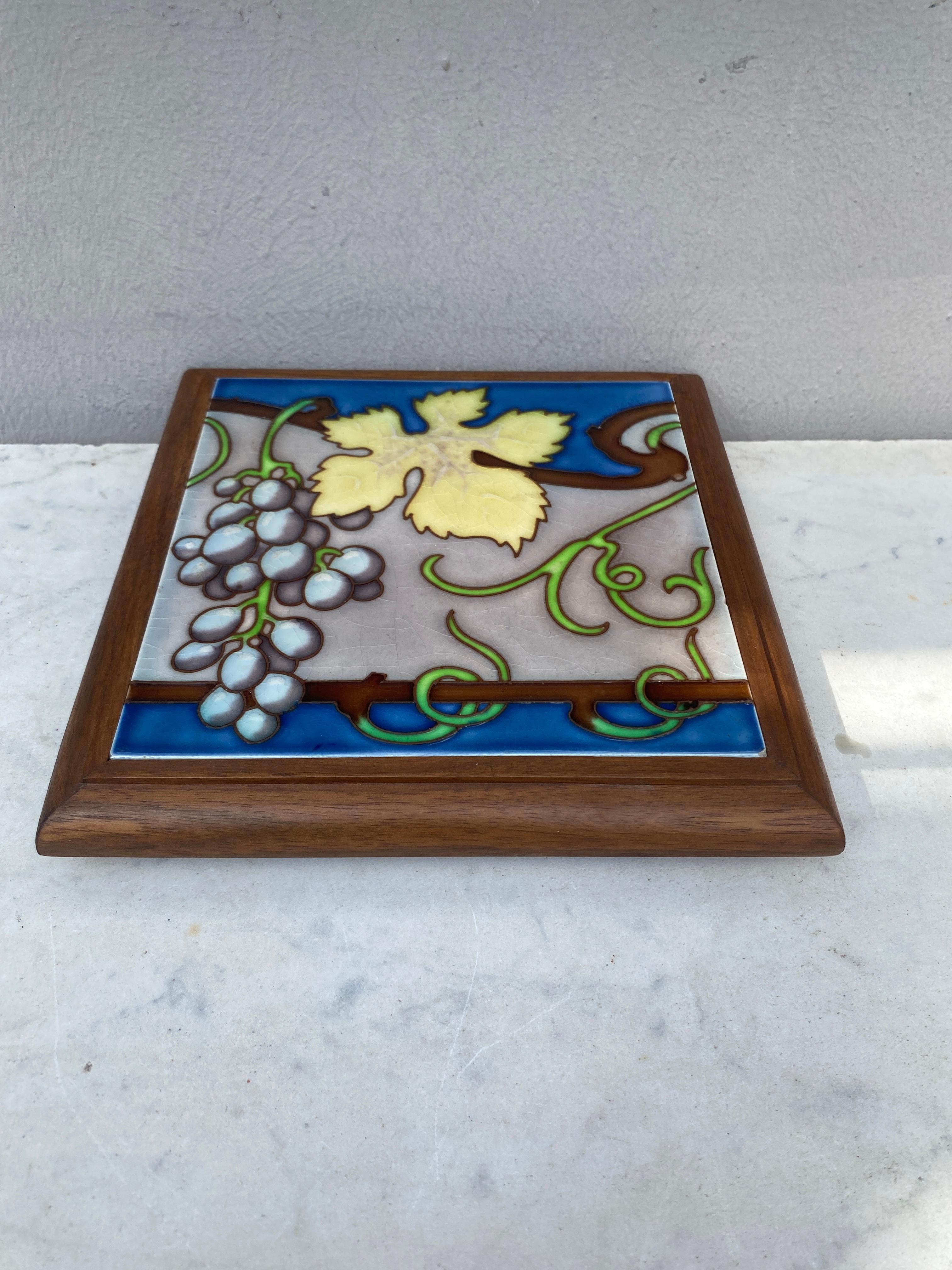 Salvamanteles de mayólica Art Nouveau Circa 1900 principios del siglo XX en venta