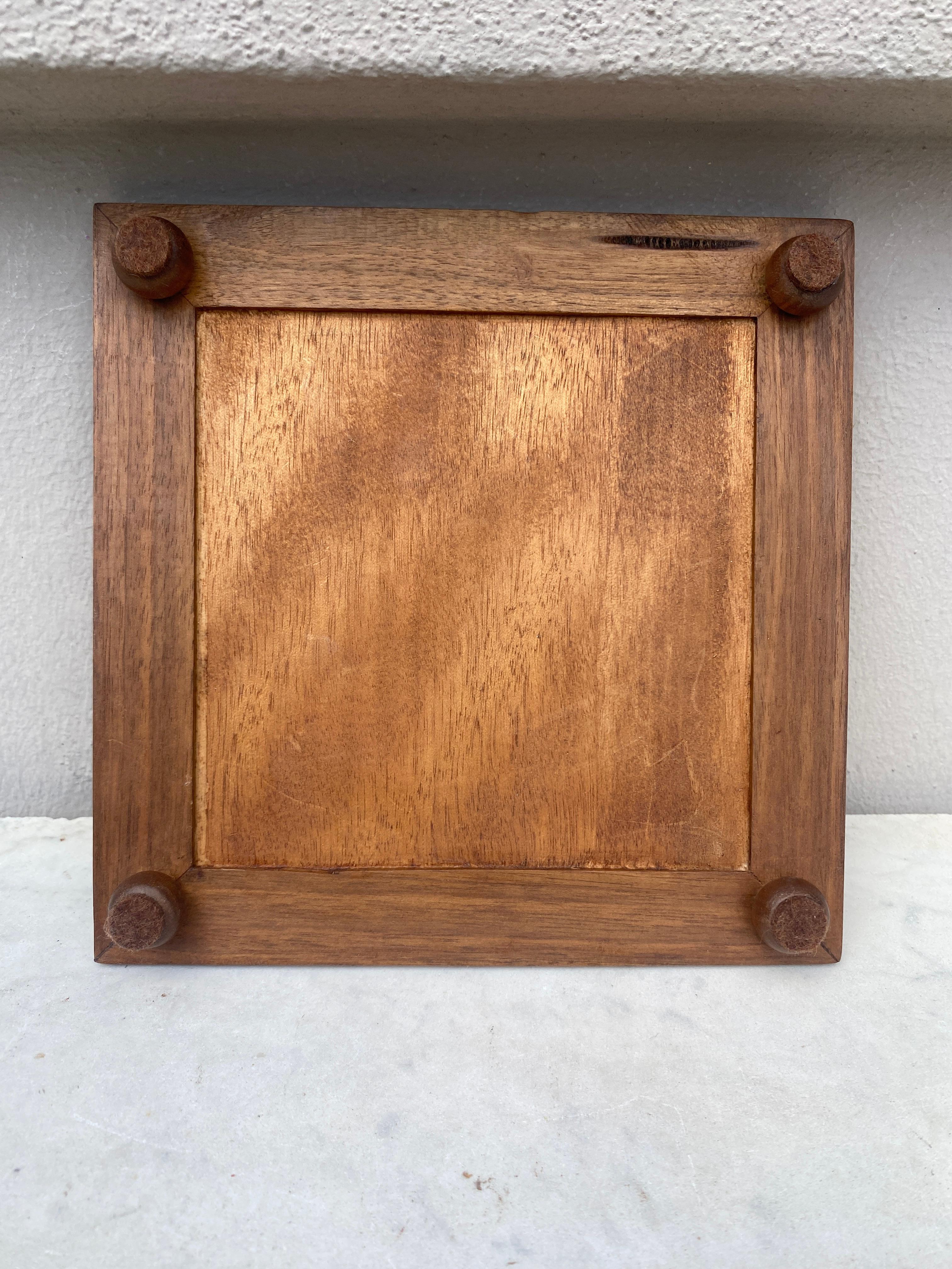Salvamanteles de mayólica Art Nouveau Circa 1900 Cerámico en venta