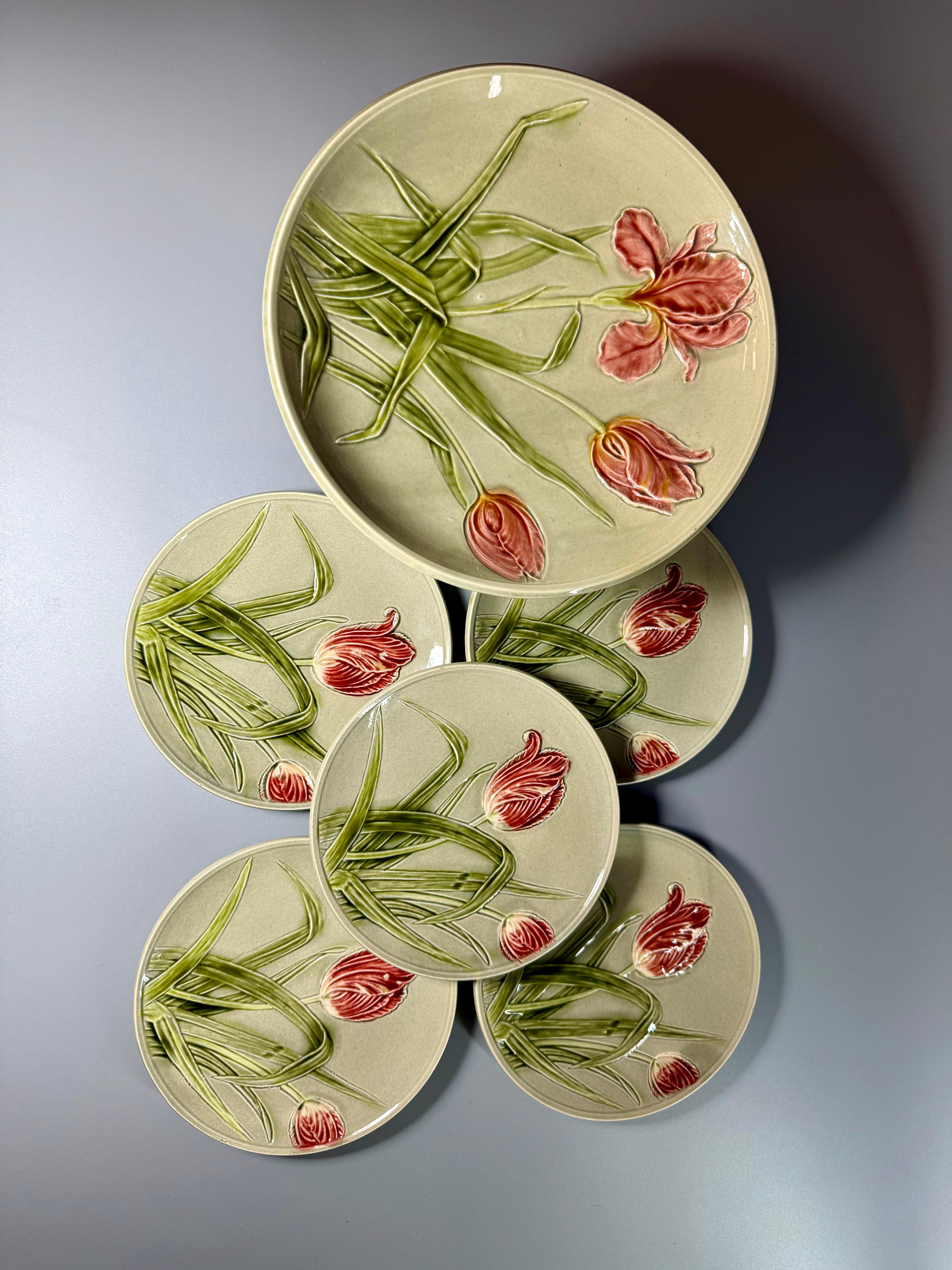 Art Nouveau Majolica set
1 centre piece/fruit stand compote 
H 12,5  cm (4,92 inches)
D 23,5 cm (9,25 inches)
5 side plates d 17,2 cm (6,77 inches)
Antique Zell Germany 1907-1938. George Schmider Majolica Iris & Tulip compote and 5 desserts plates.