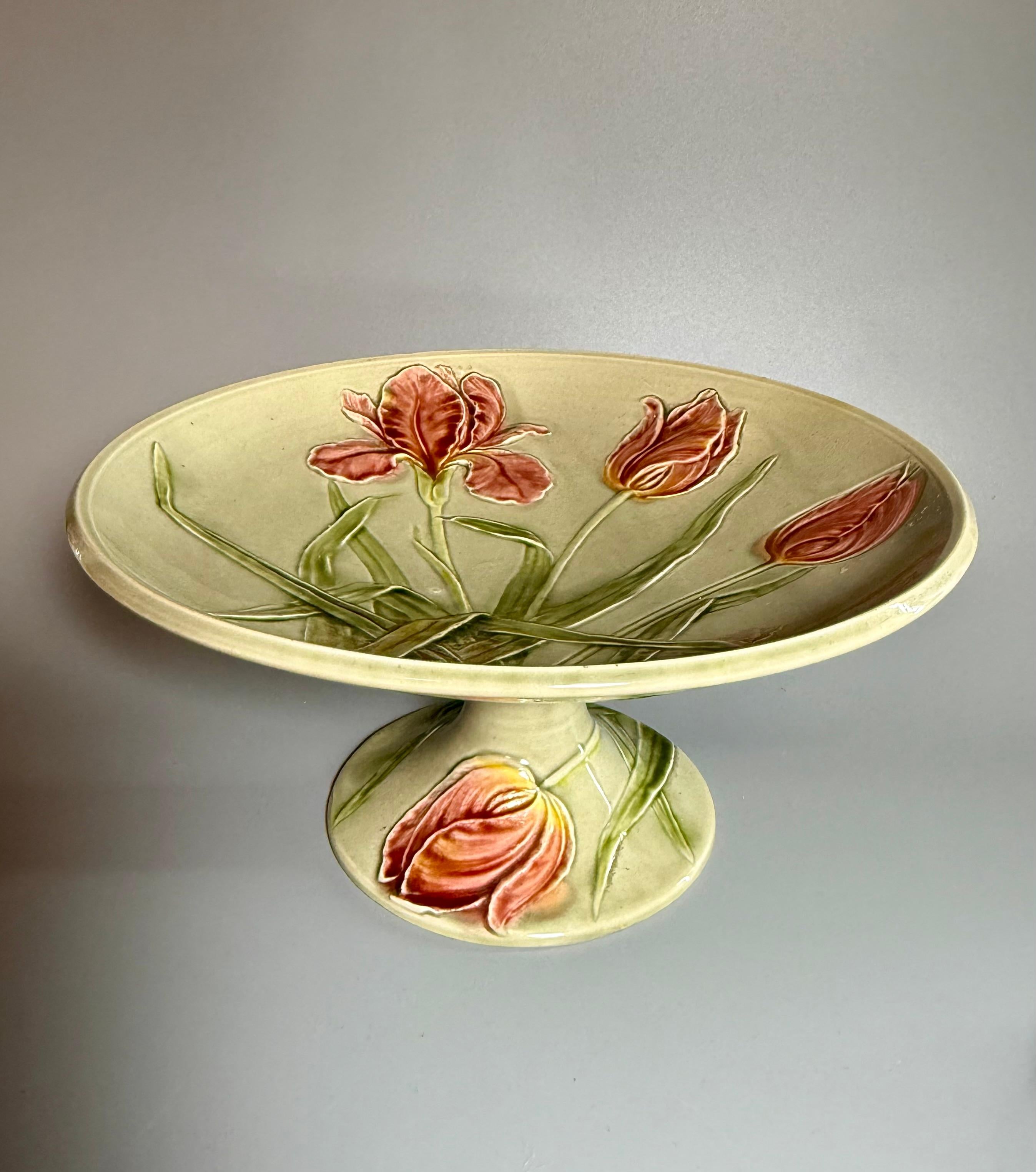 Art Nouveau Majolica Green Tulips One Centre piece Five Plates Germany In Good Condition For Sale In Uppsala , SE