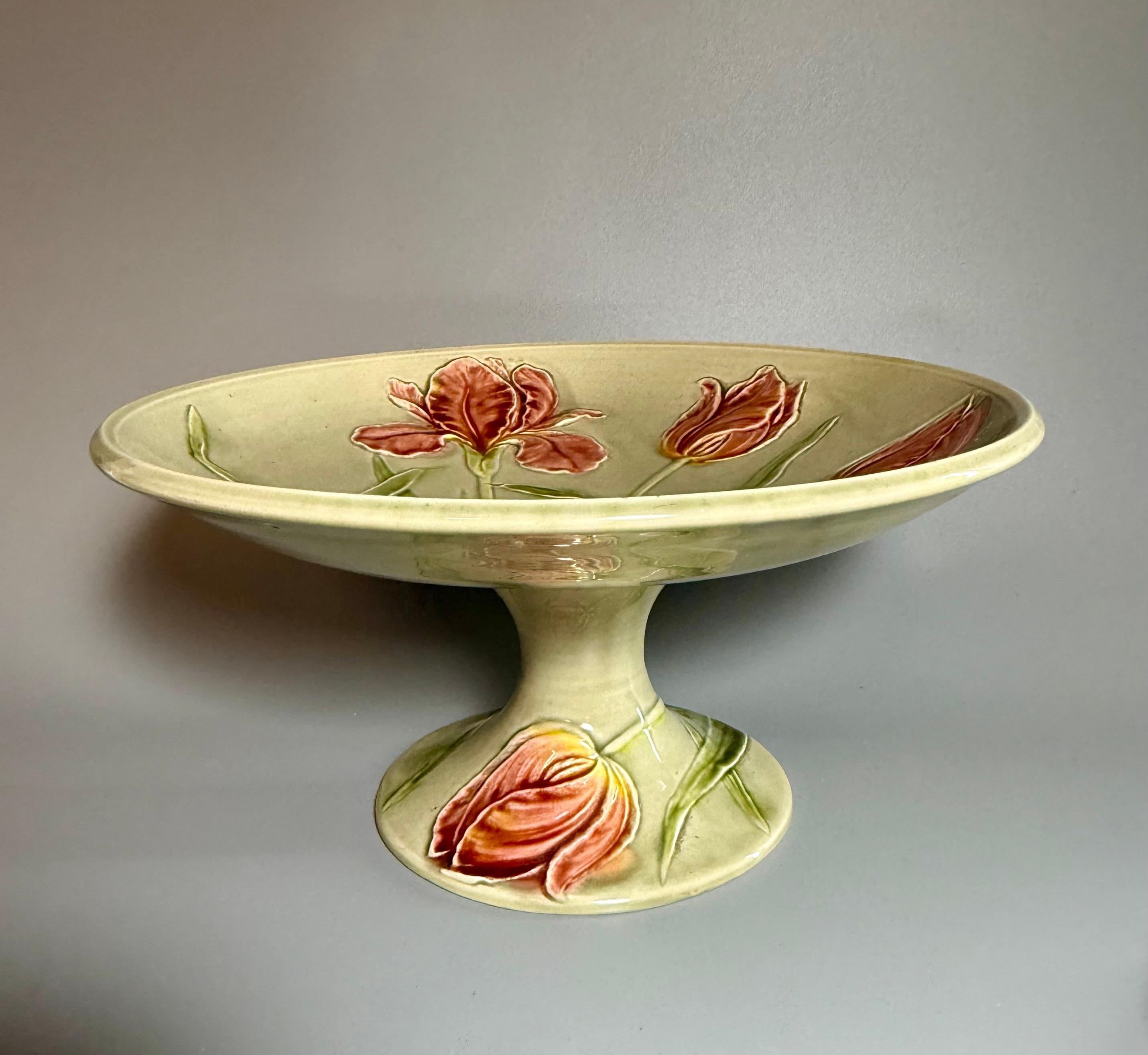 20th Century Art Nouveau Majolica Green Tulips One Centre piece Five Plates Germany For Sale