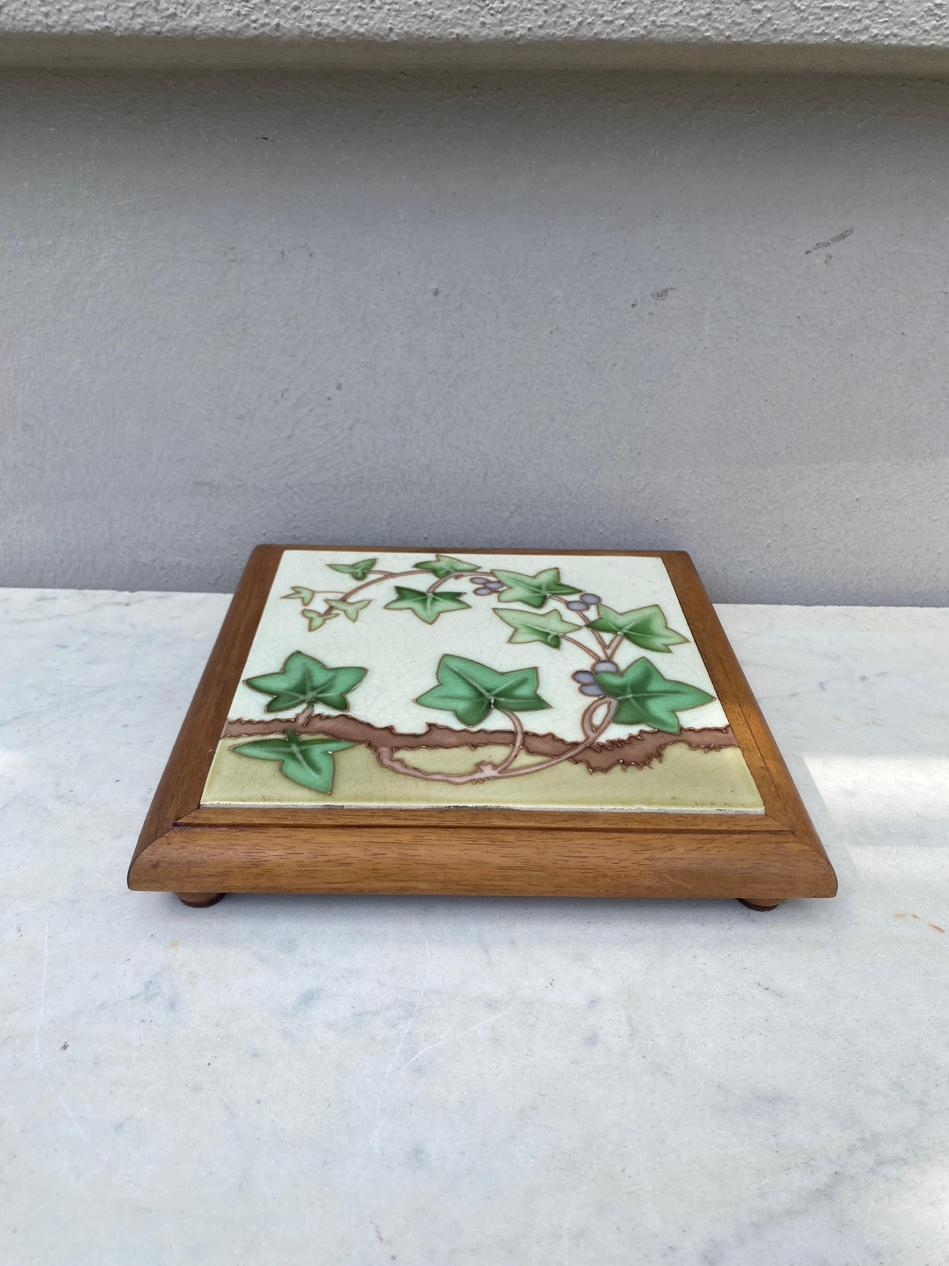 Art Nouveau Majolica Ivy Trivet Circa 1900 In Good Condition For Sale In Austin, TX