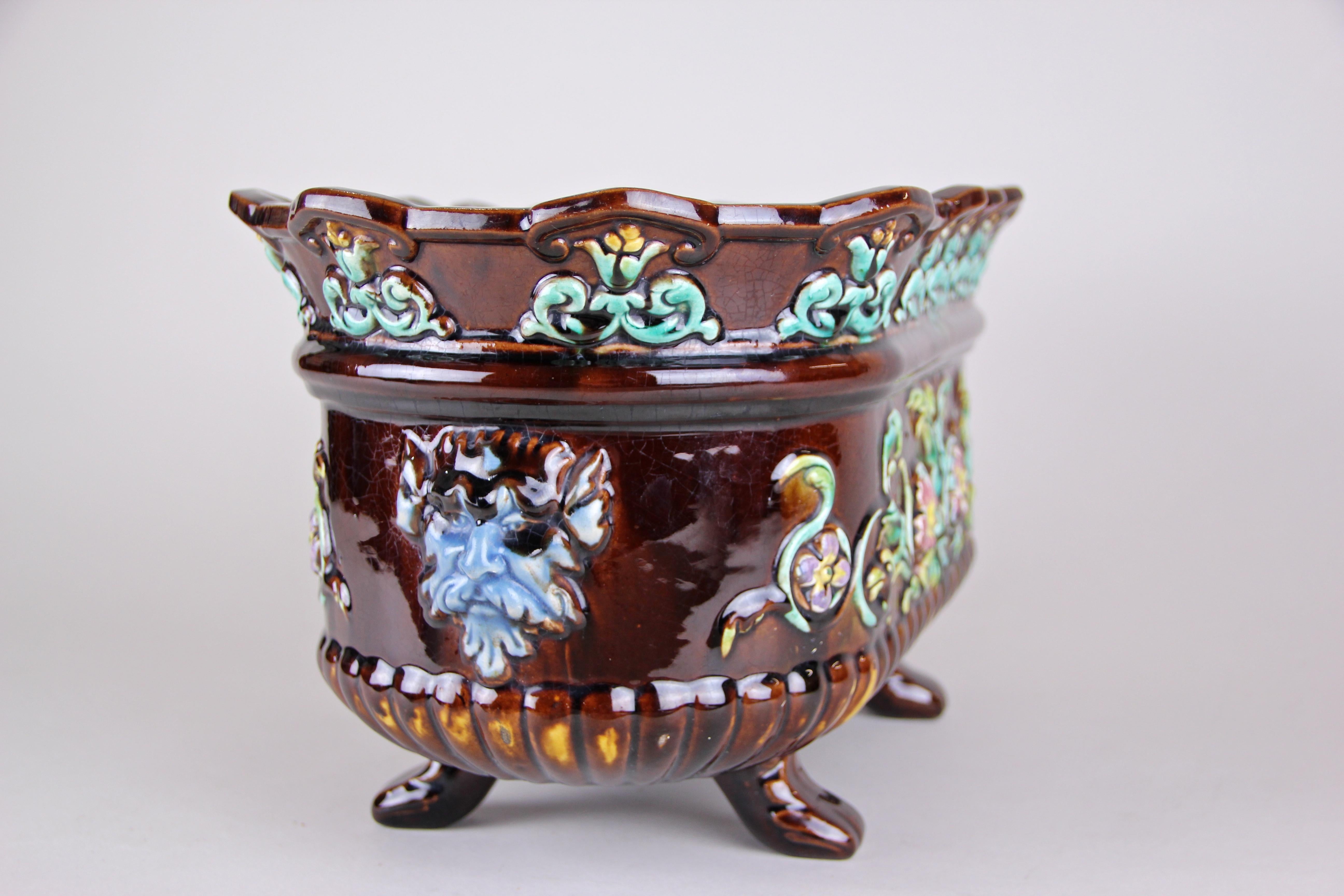 Art Nouveau Majolica Jardinière/ Cachepot Hand Painted, France, circa 1915 In Good Condition In Lichtenberg, AT
