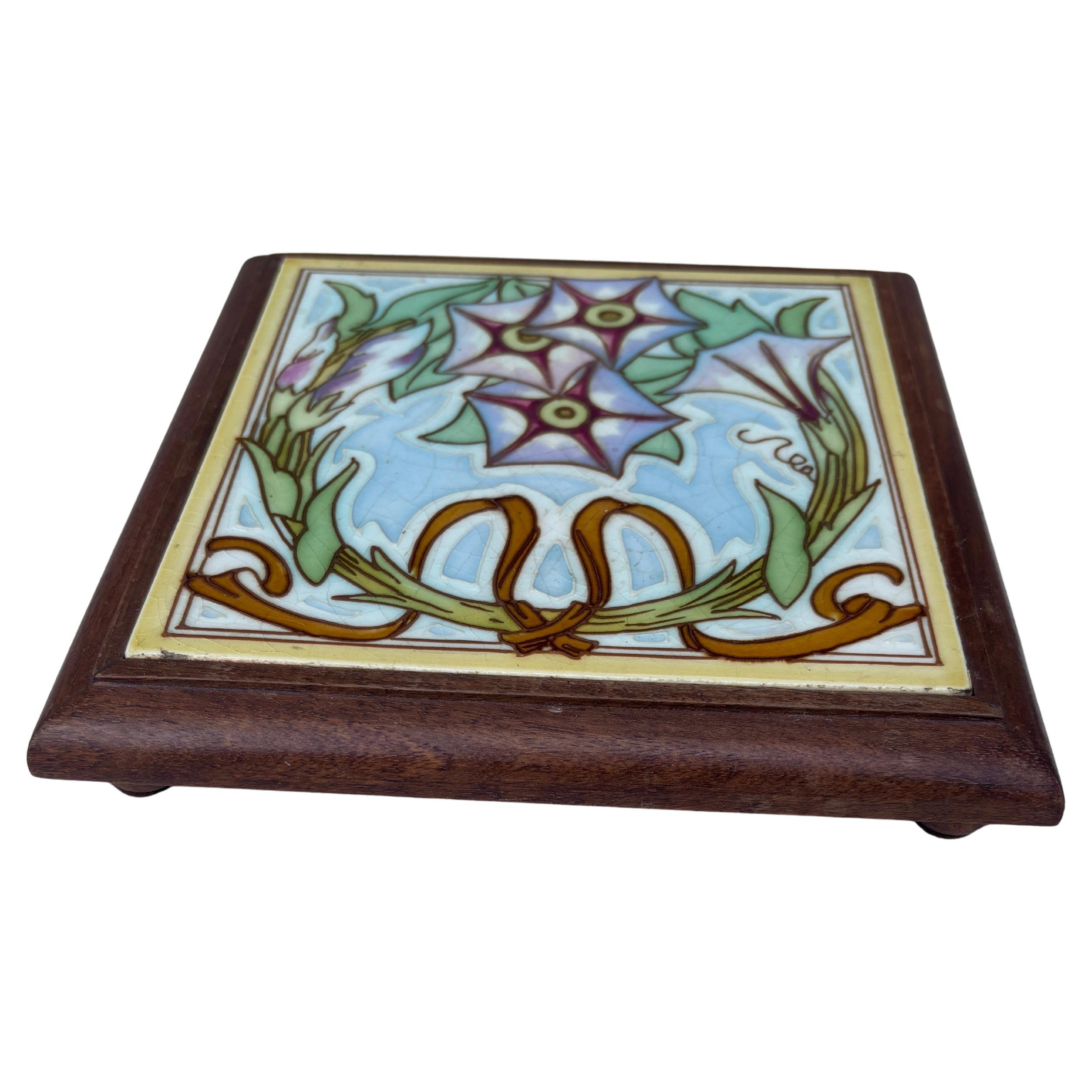 Francese Sottopentola in maiolica Art Nouveau Morning Glory Circa 1900 in vendita