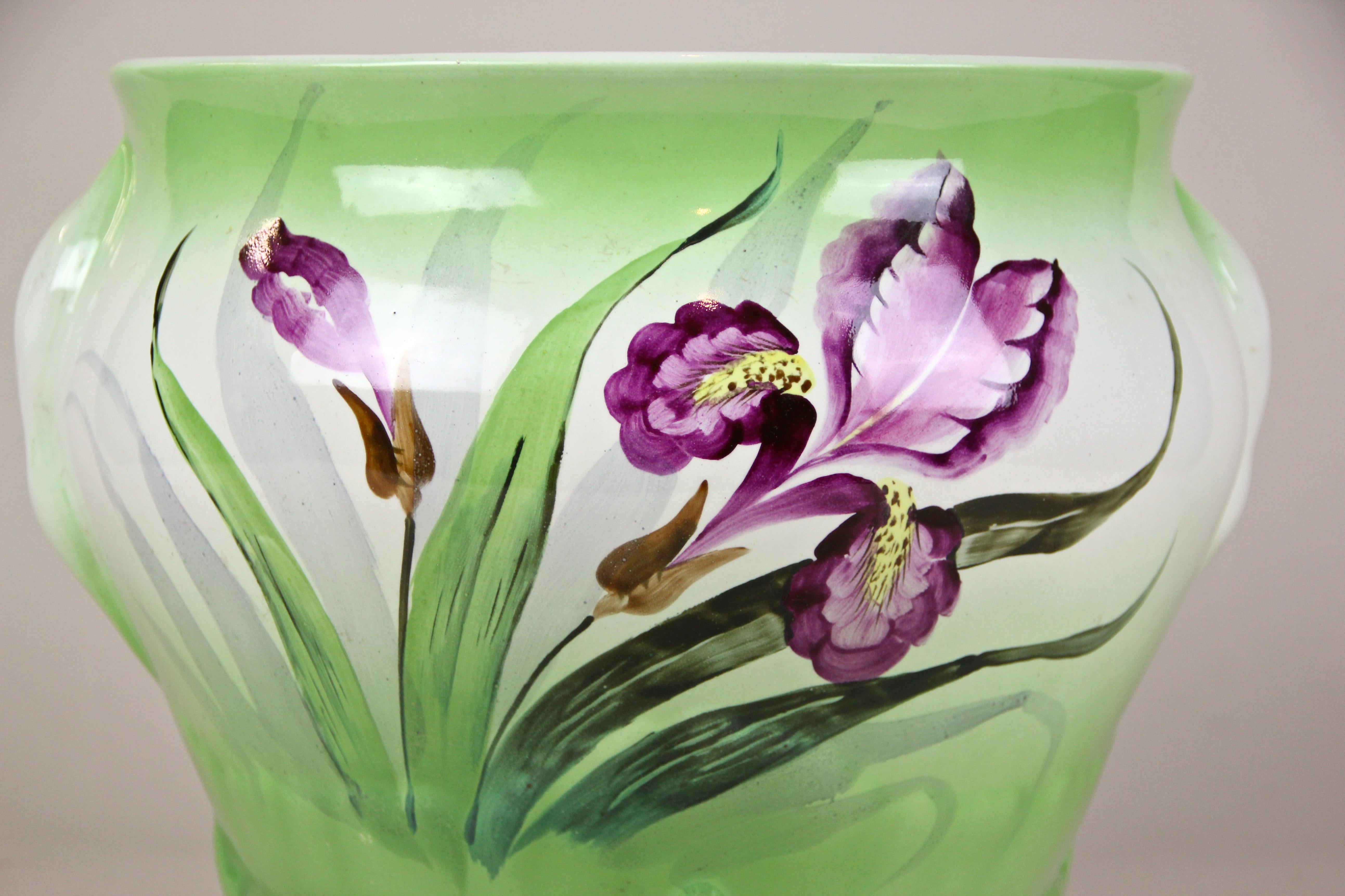 Sehr dekoratives, handbemaltes Majolika Pflanzgefäß von NIMY Imperiale Royale aus Belgien, um 1915. Dieser Übertopf im späten Jugendstil zeigt ein fantastisches handgemaltes Blumenmuster in schönen lila und grünen Tönen. Das Firmenzeichen befindet