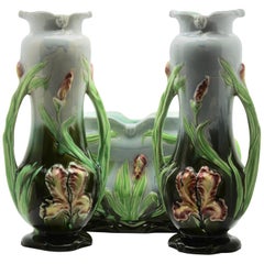 Jugendstil Majolika Pflanzgefäß Vase und Jardiniere Set mit Fahnen-Iris Dekoration