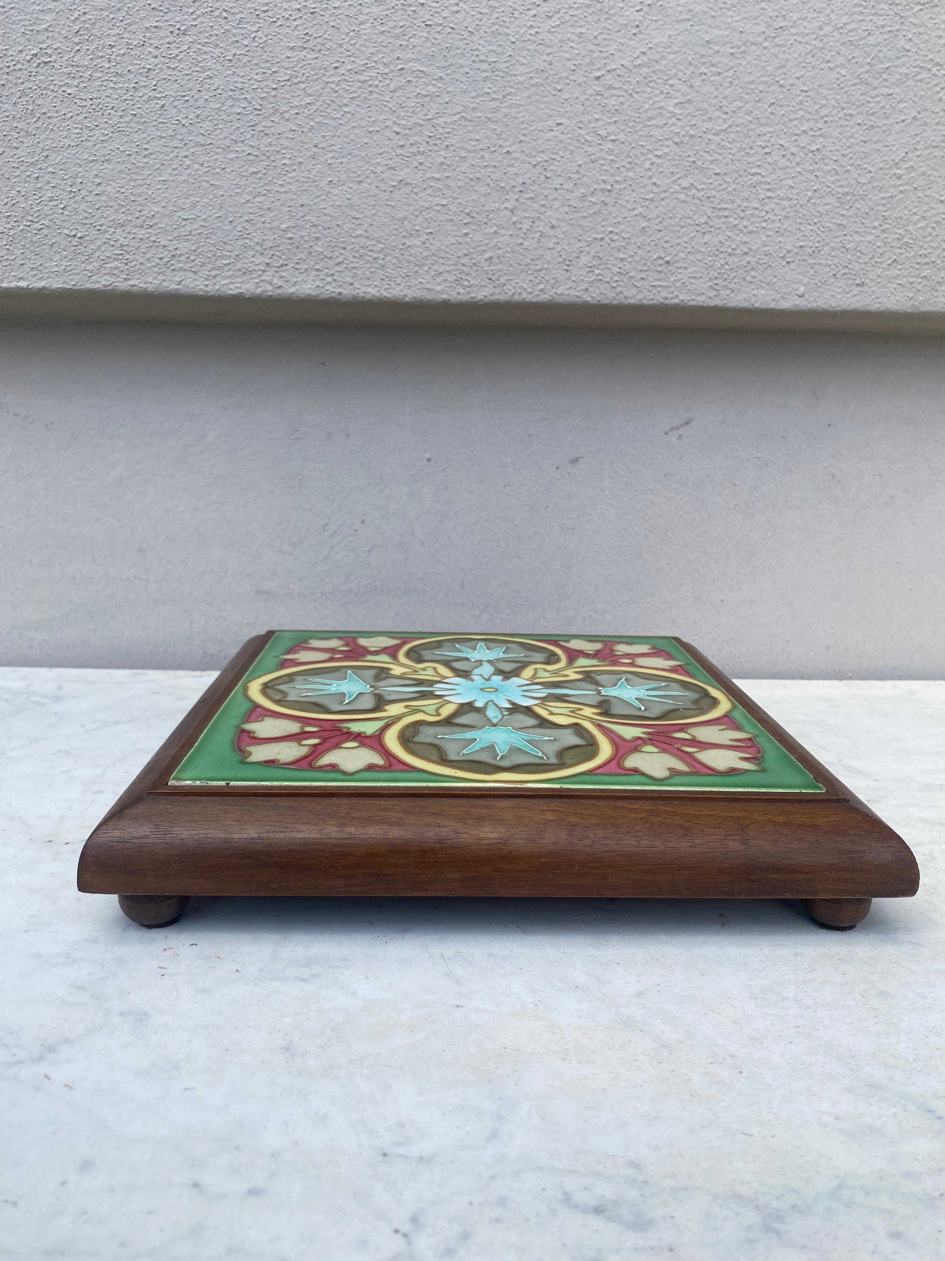 Salvamanteles de mayólica Art Nouveau Circa 1900 Francés en venta