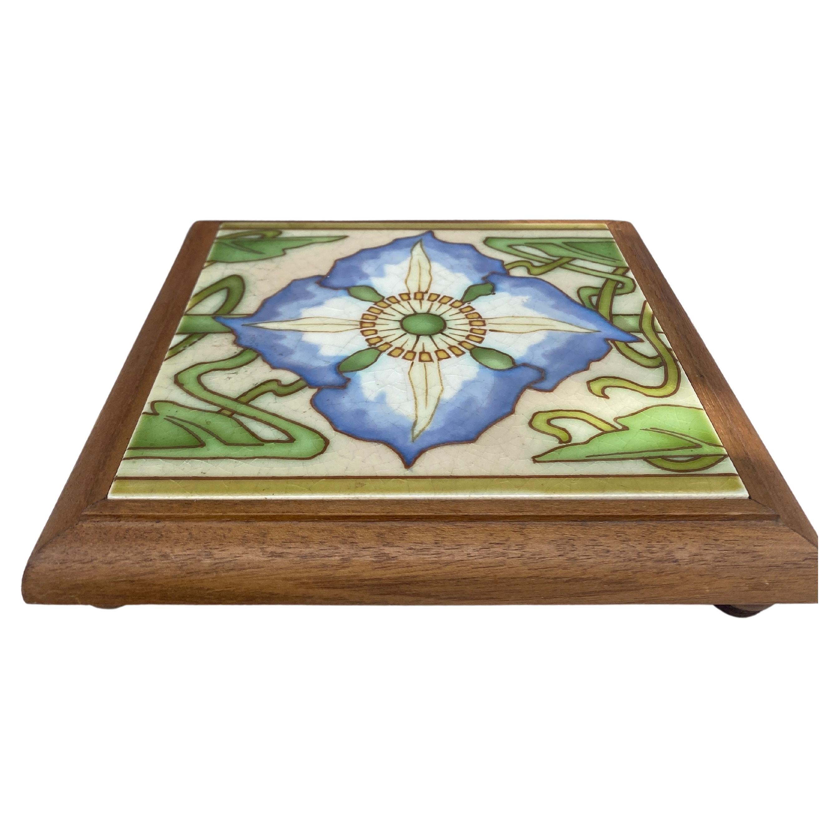 Salvamanteles de mayólica Art Nouveau Circa 1900 en Bueno estado para la venta en Austin, TX