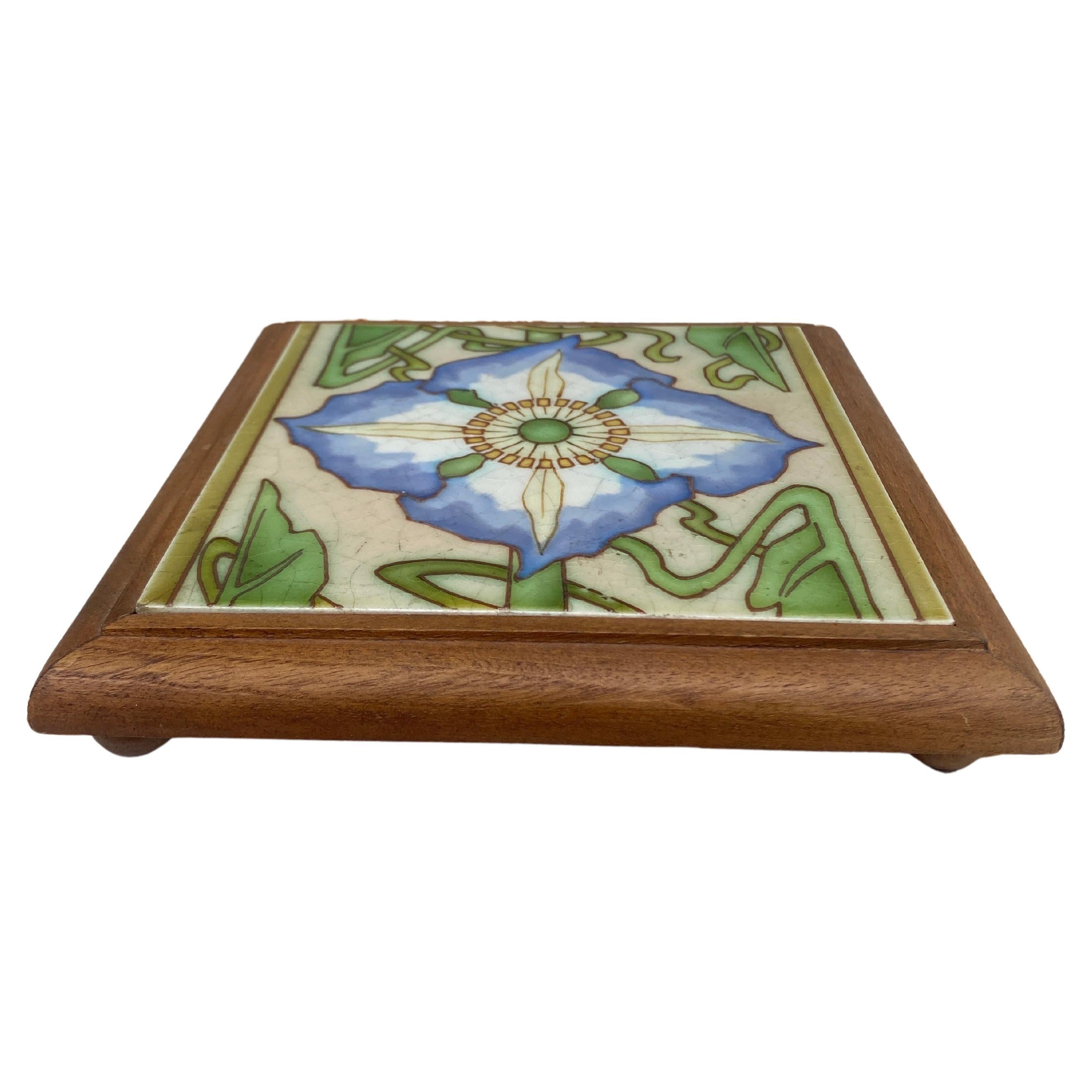 Salvamanteles de mayólica Art Nouveau Circa 1900 principios del siglo XX en venta