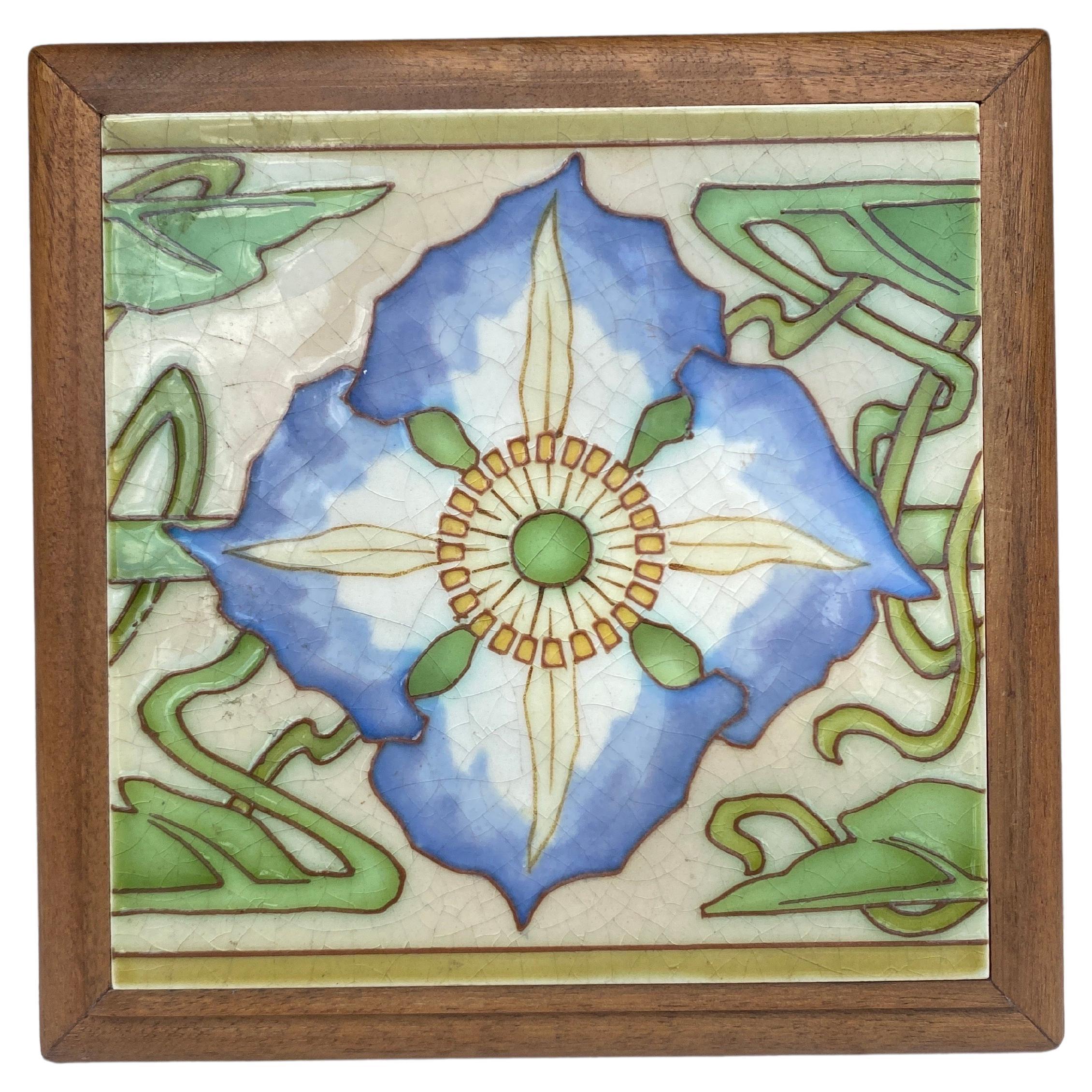 Salvamanteles de mayólica Art Nouveau en un marco de madera con patas, hacia 1900.
Flor púrpura pasiflora o pasiflora.
7,5