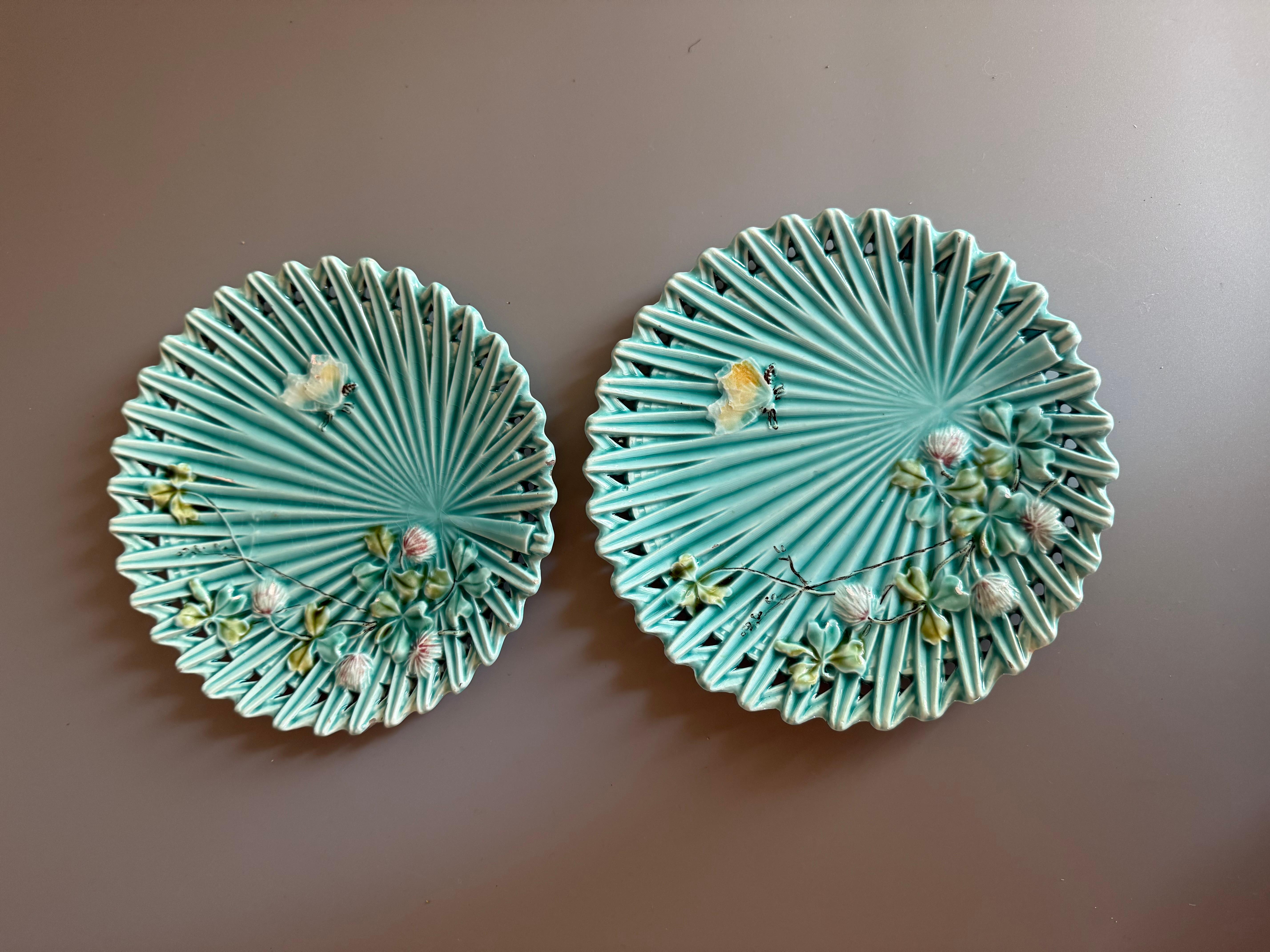 Art Nouveau Dos pequeños platos de mayólica
Alemania 
Cirka 1900-1909
Diámetro 17,2 cm
Color turquesa vibrante con pequeños detalles delicados 
En buen estado antiguo con daños estructurales mínimos por la edad 
Comprueba detenidamente todas las