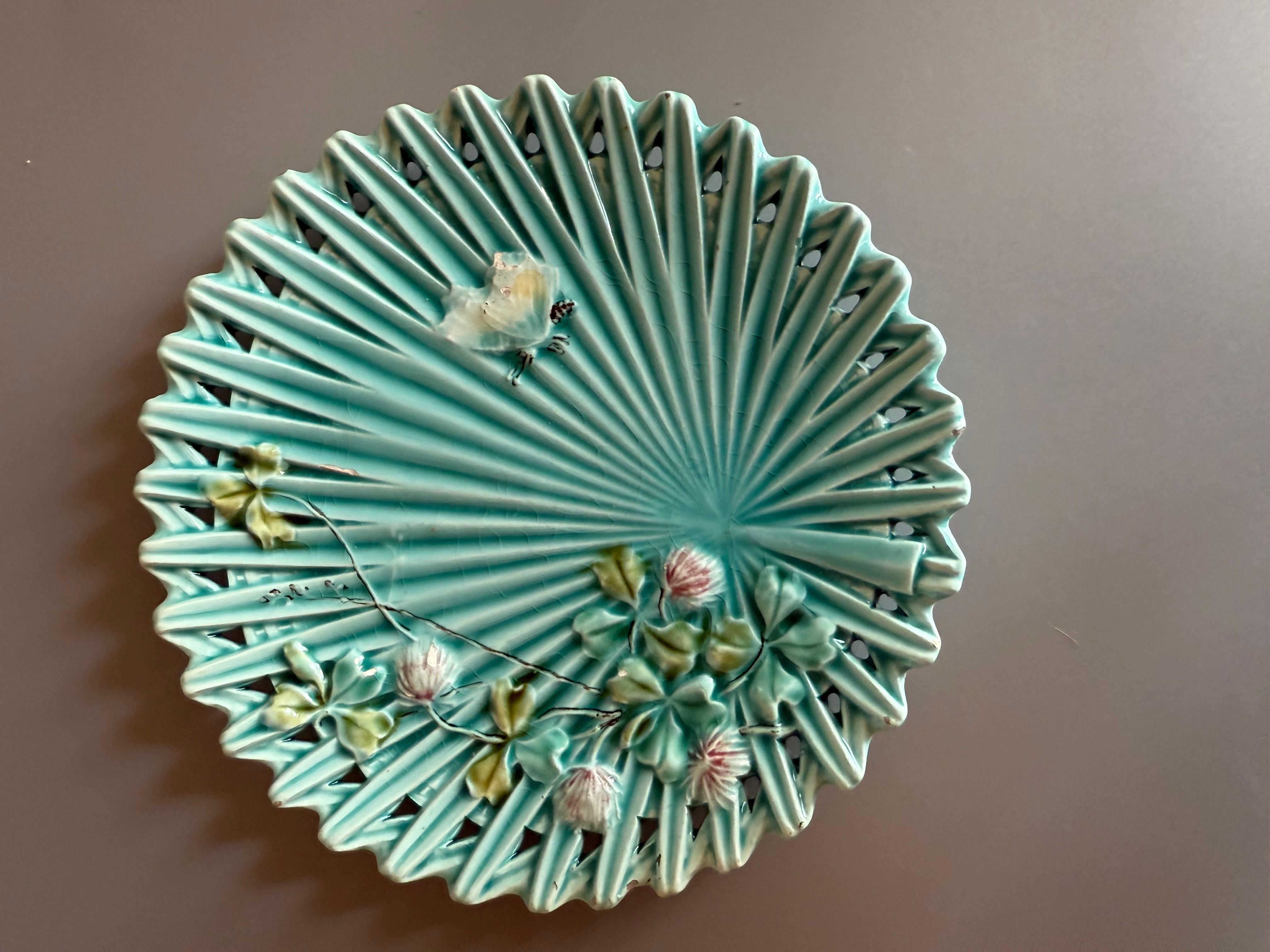 Art Nouveau Mayólica Dos Platos Flores Mariposa Alemania en Bueno estado para la venta en Uppsala , SE