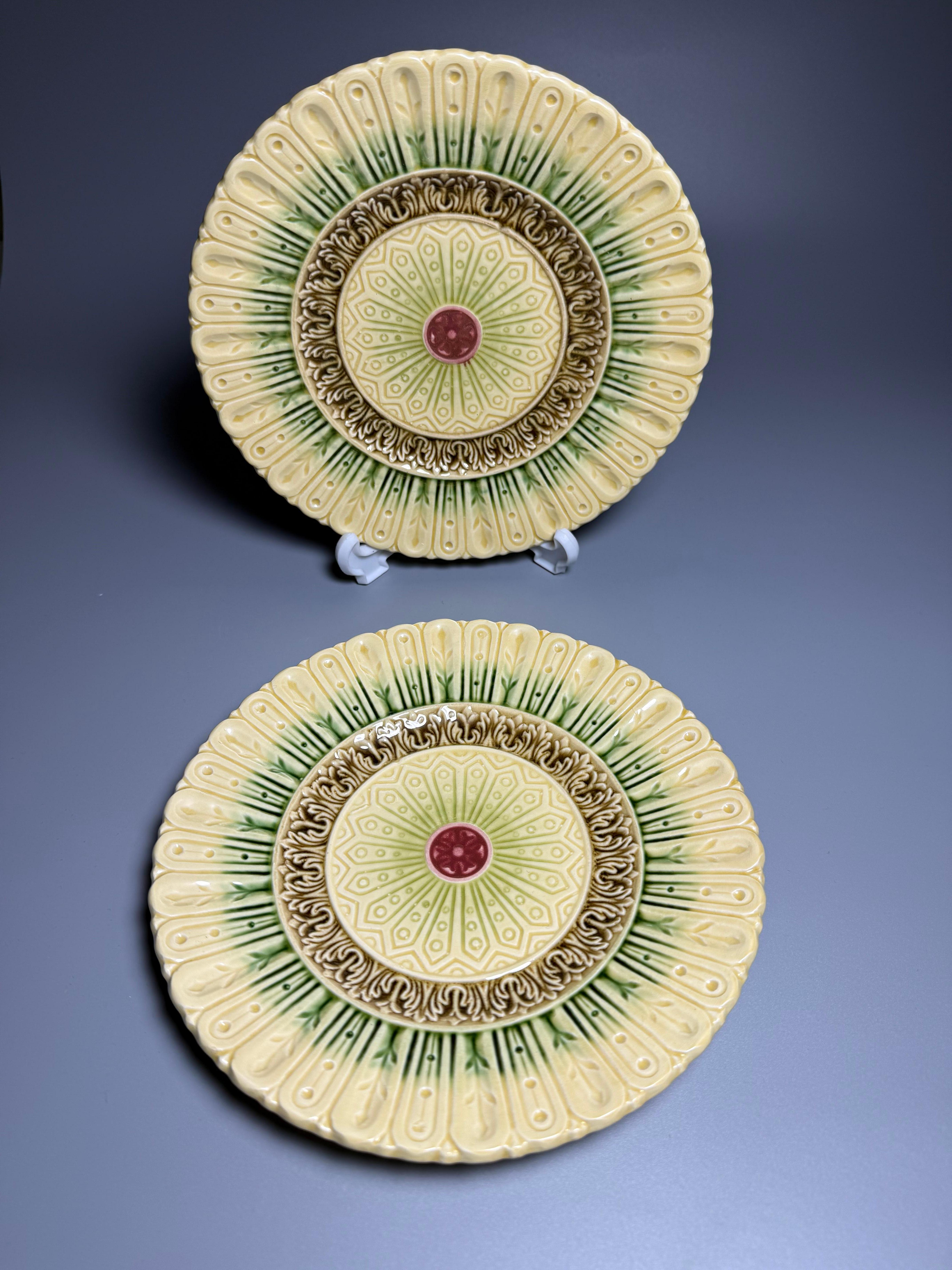 Tedesco Due piatti in maiolica Art Nouveau Germania XX secolo in vendita