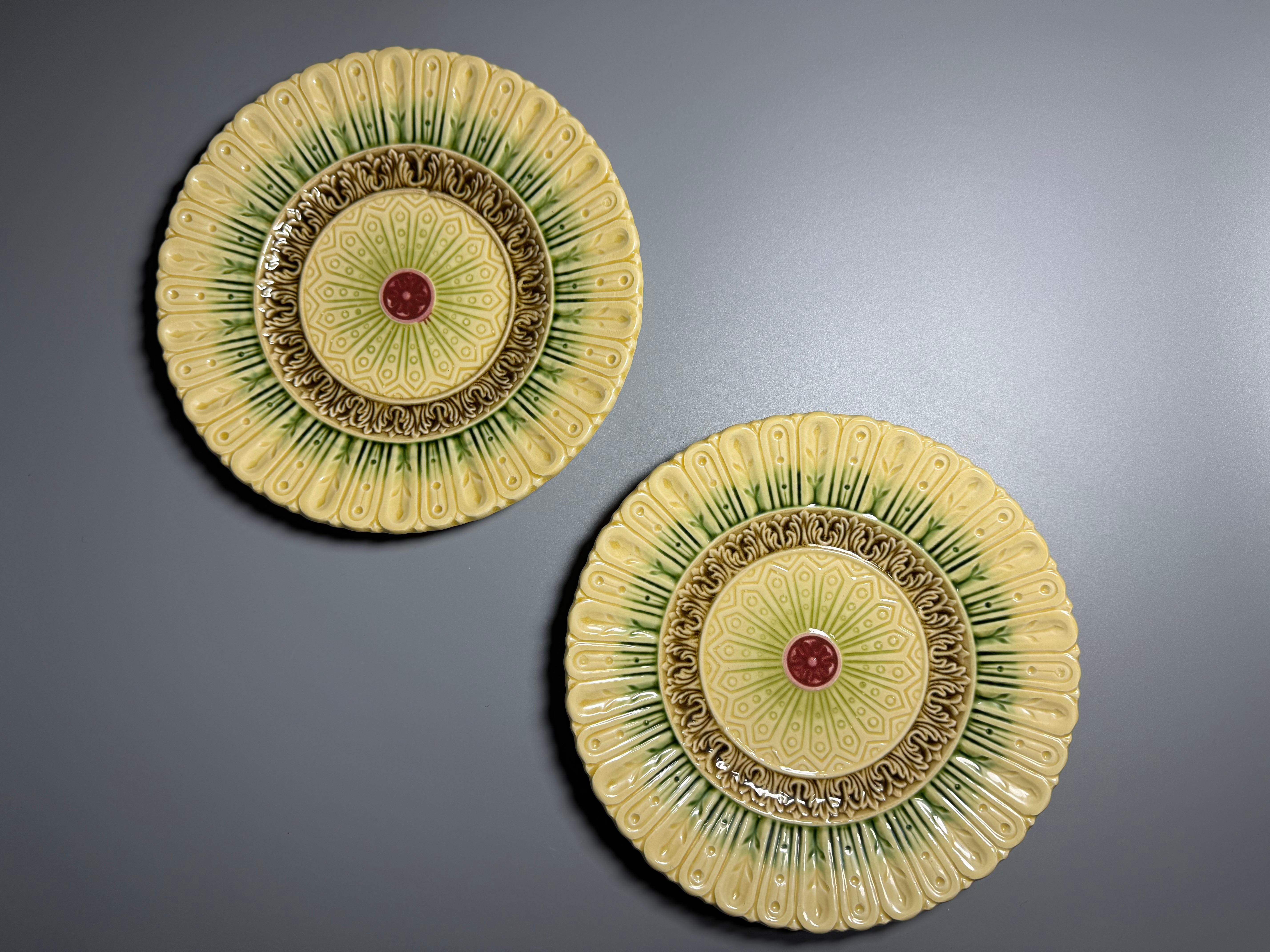 Dipinto a mano Due piatti in maiolica Art Nouveau Germania XX secolo in vendita