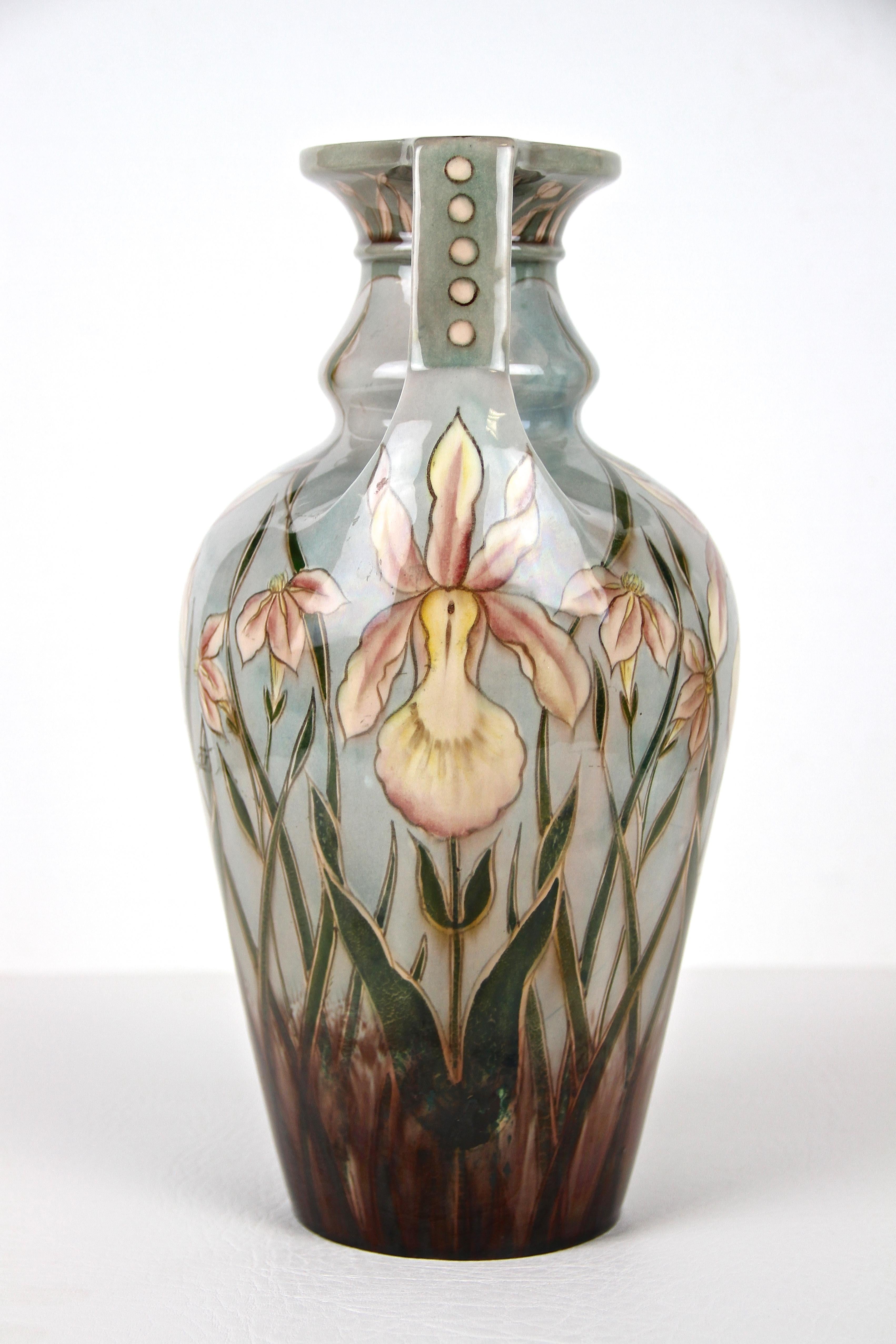 Art Nouveau Majolica Vase by Gerbing & Stephan, Bohemia circa 1910 In Good Condition For Sale In Lichtenberg, AT