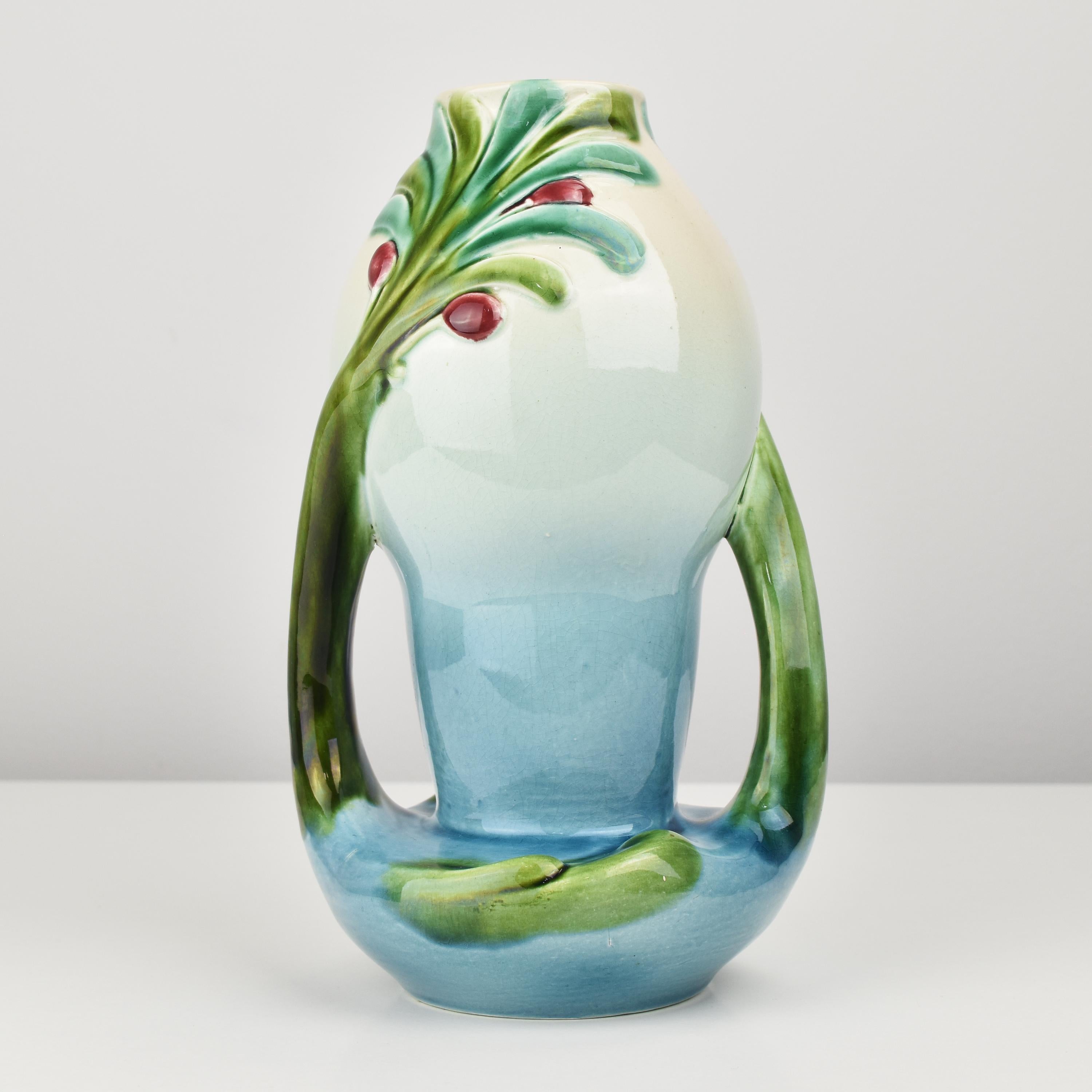 Ce vase ancien à double anse en céramique majolique présente un magnifique motif floral en relief et a été fabriqué par le célèbre fabricant français Sarreguemines vers 1900.
Il s'agit d'une magnifique pièce d'Art nouveau français qui compléterait
