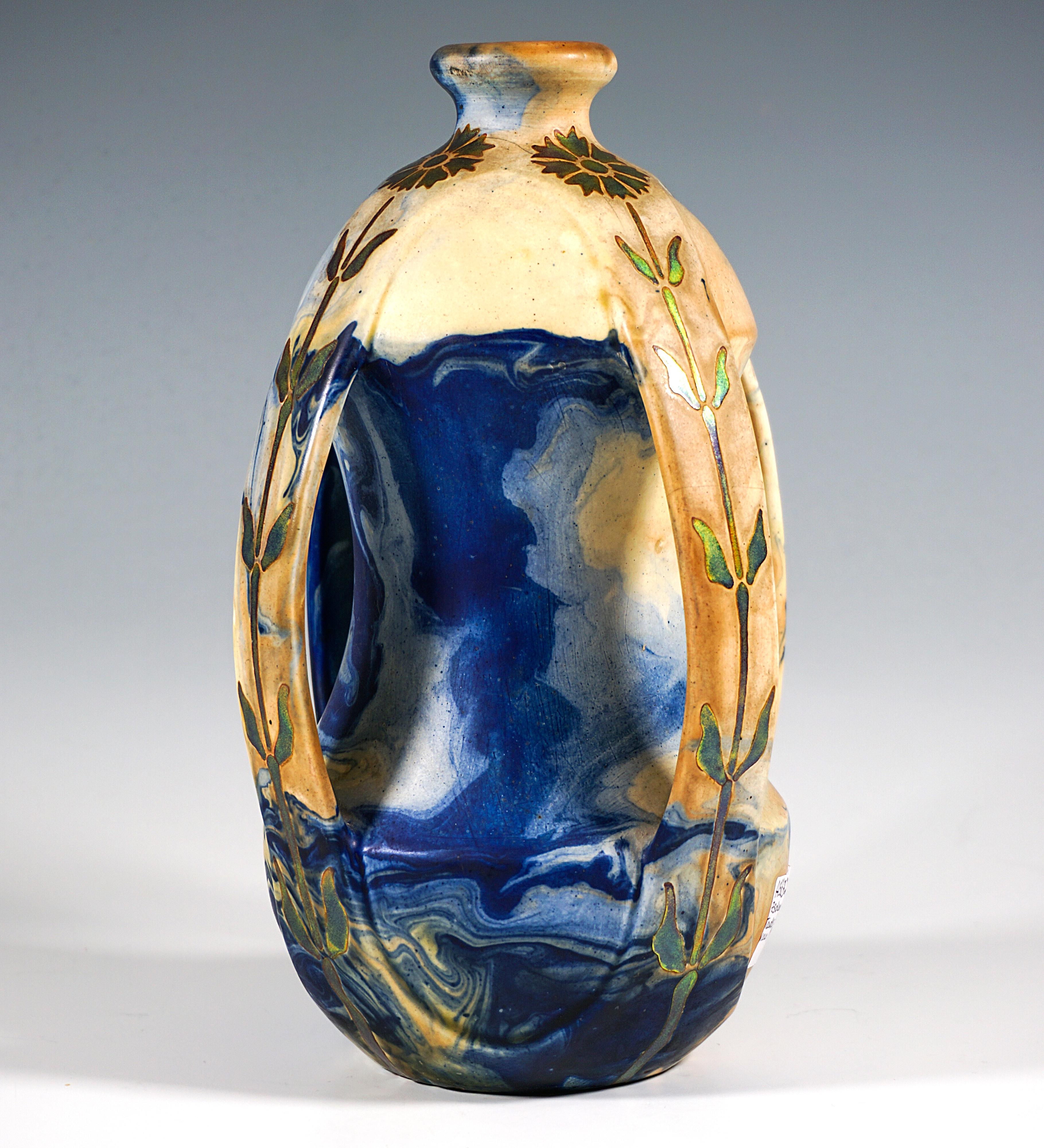 Eccezionale e raro pezzo di ceramica Art Nouveau:
Vaso in ceramica su un supporto a filo, con il corpo del vaso sporgente verso l'esterno nella zona inferiore e superiore, la parete nella zona centrale disegnata verso l'interno a forma di fuso,
