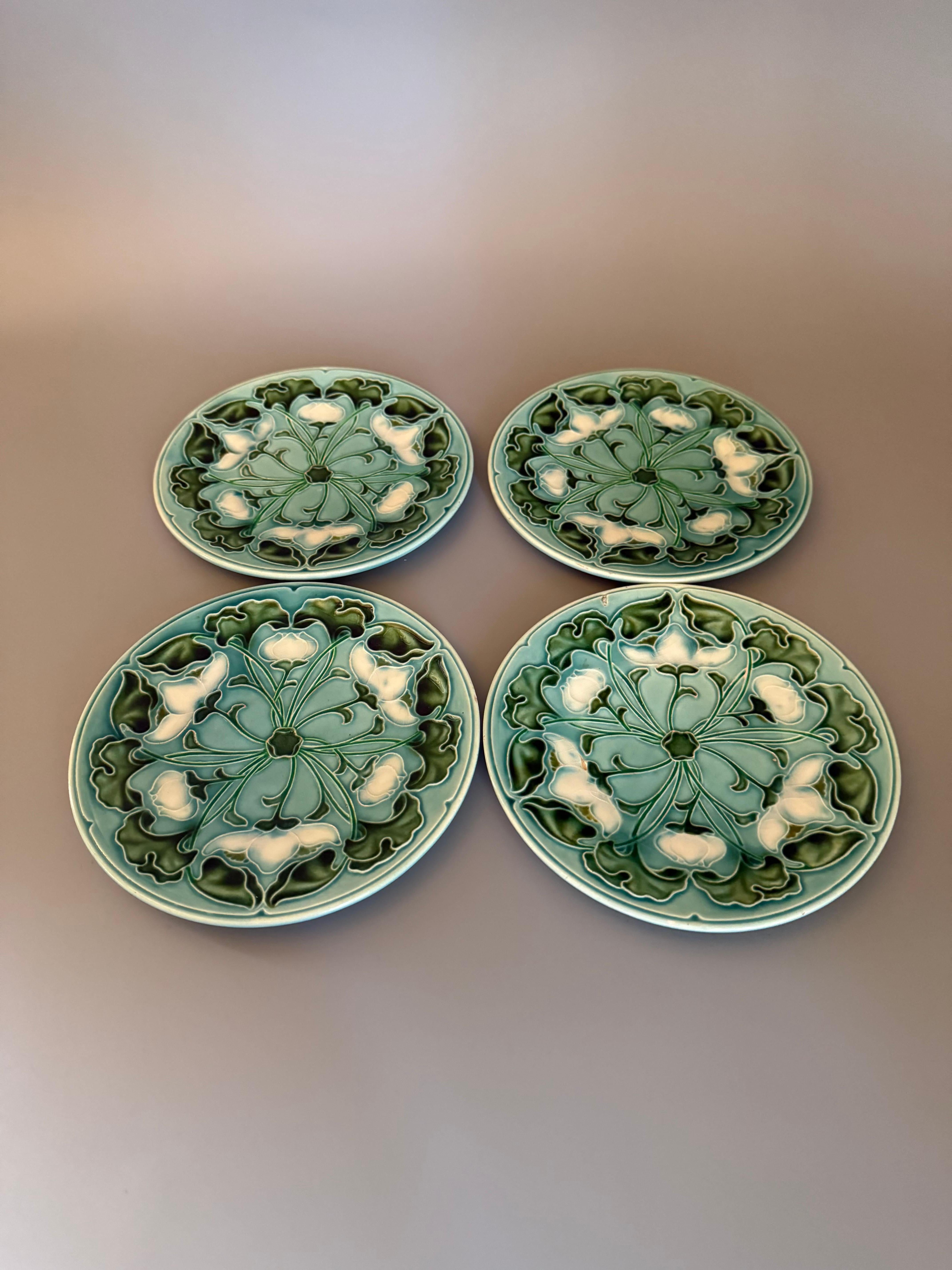 Un pezzo di Villeroy & Boch Germania della fine del 19° secolo 
Maiolica antica 
Art Nouveau 
4 piatti laterali, su fondo azzurro con fiori bianchi e disegno di foglie verdi
16,8 cm (6,61 pollici) di diametro.

In buone condizioni d'epoca