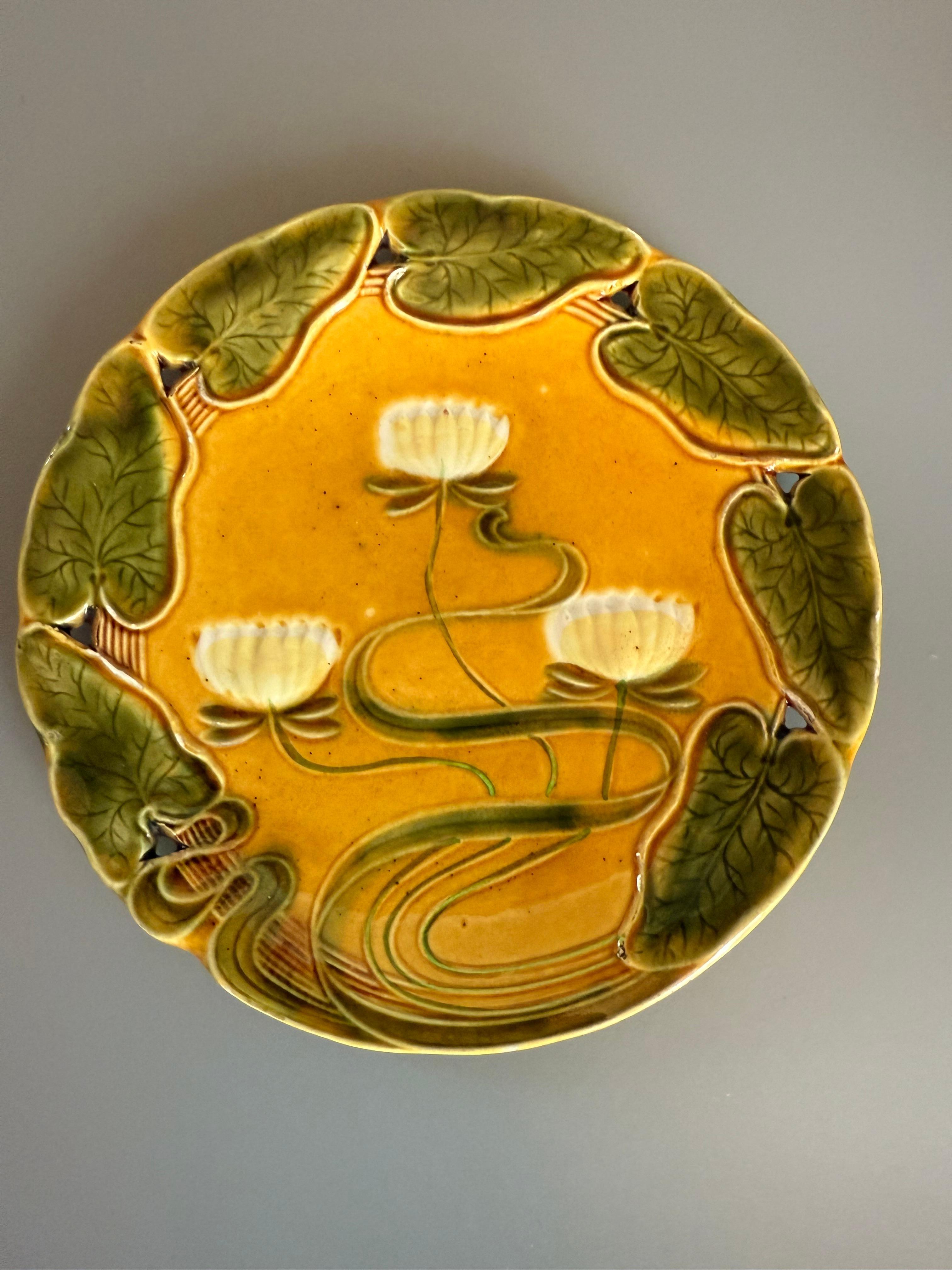 Vernissé Art Nouveau Majolique Nénuphar Deux Assiettes Villeroy & Boch 1890 en vente