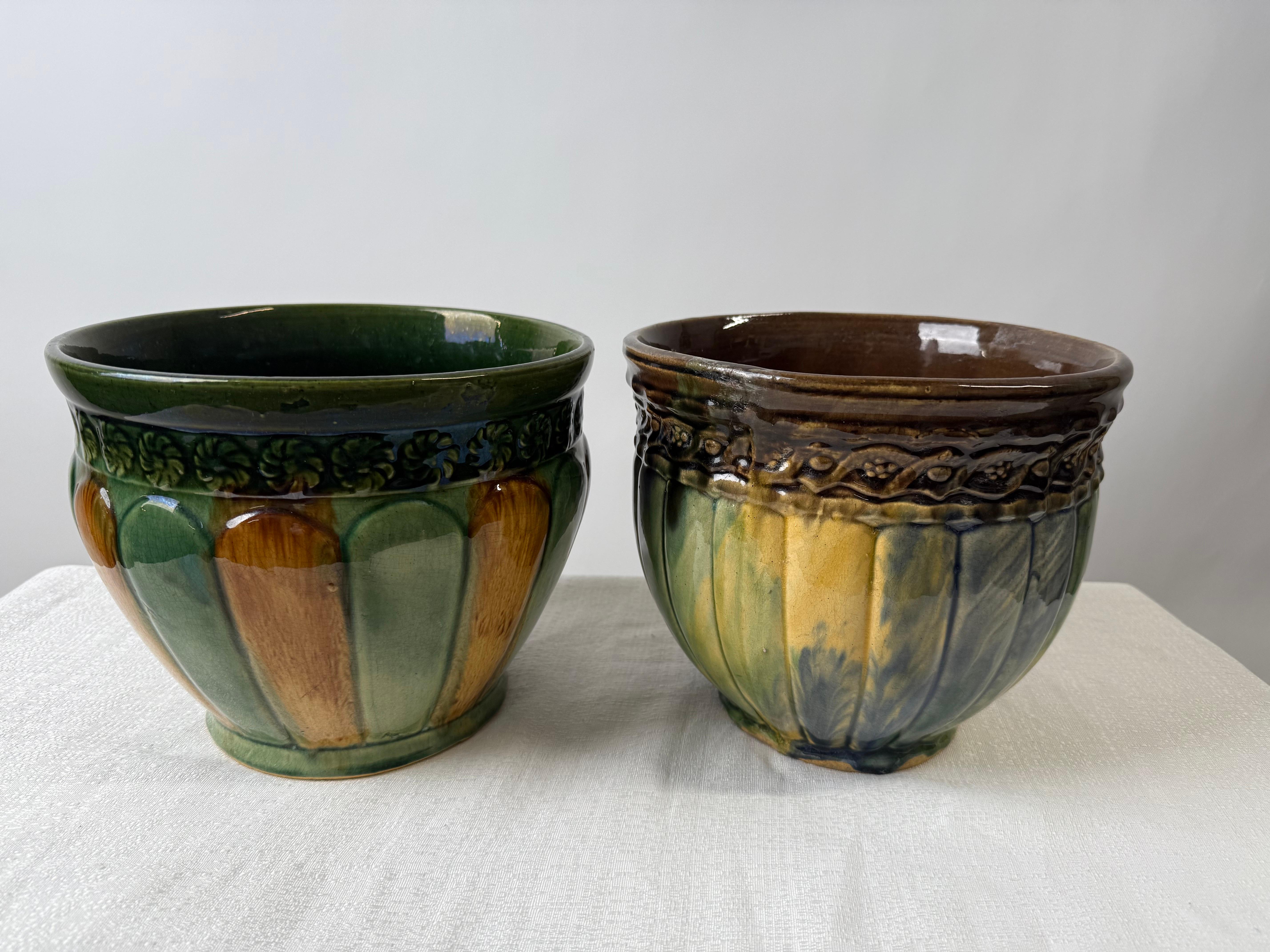 Fioriera o jardiniere in maiolica Weller Pottery, una coppia compatibile: 

Questa elegante coppia di fioriere in maiolica Art Nouveau, attribuite a Weller Pottery, mette in mostra la raffinata maestria e la bellezza organica caratteristiche del