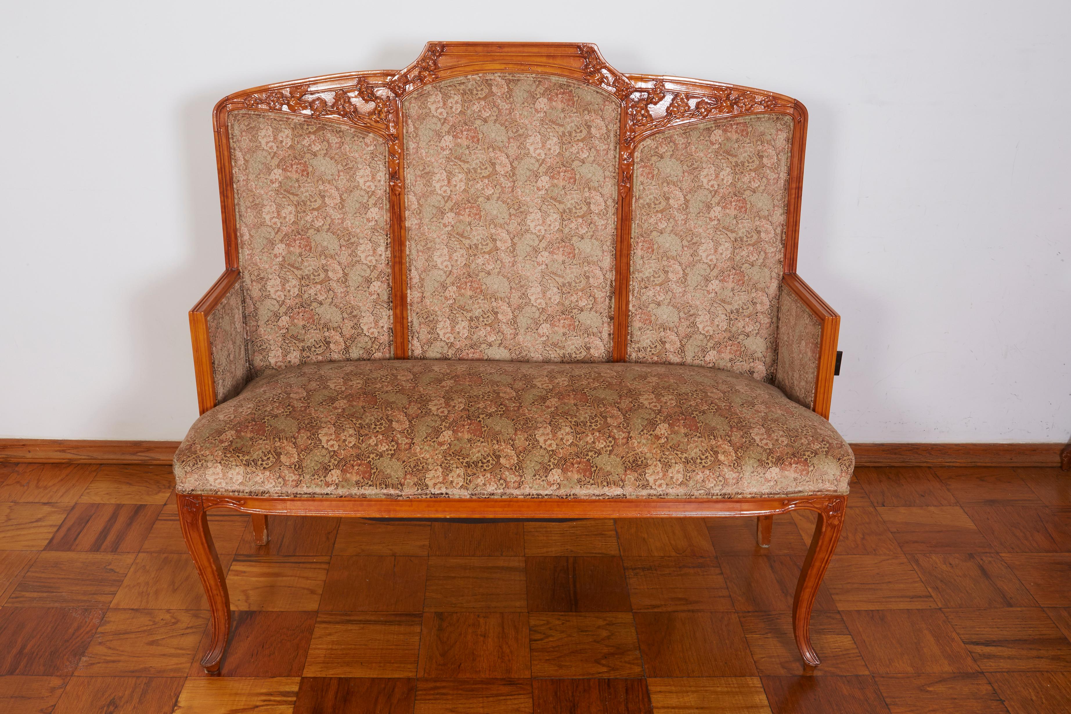 French Art Nouveau sofa, 2 armchairs and 2 chairs by Louis Majorelle.
Measures: Sofa: height 46