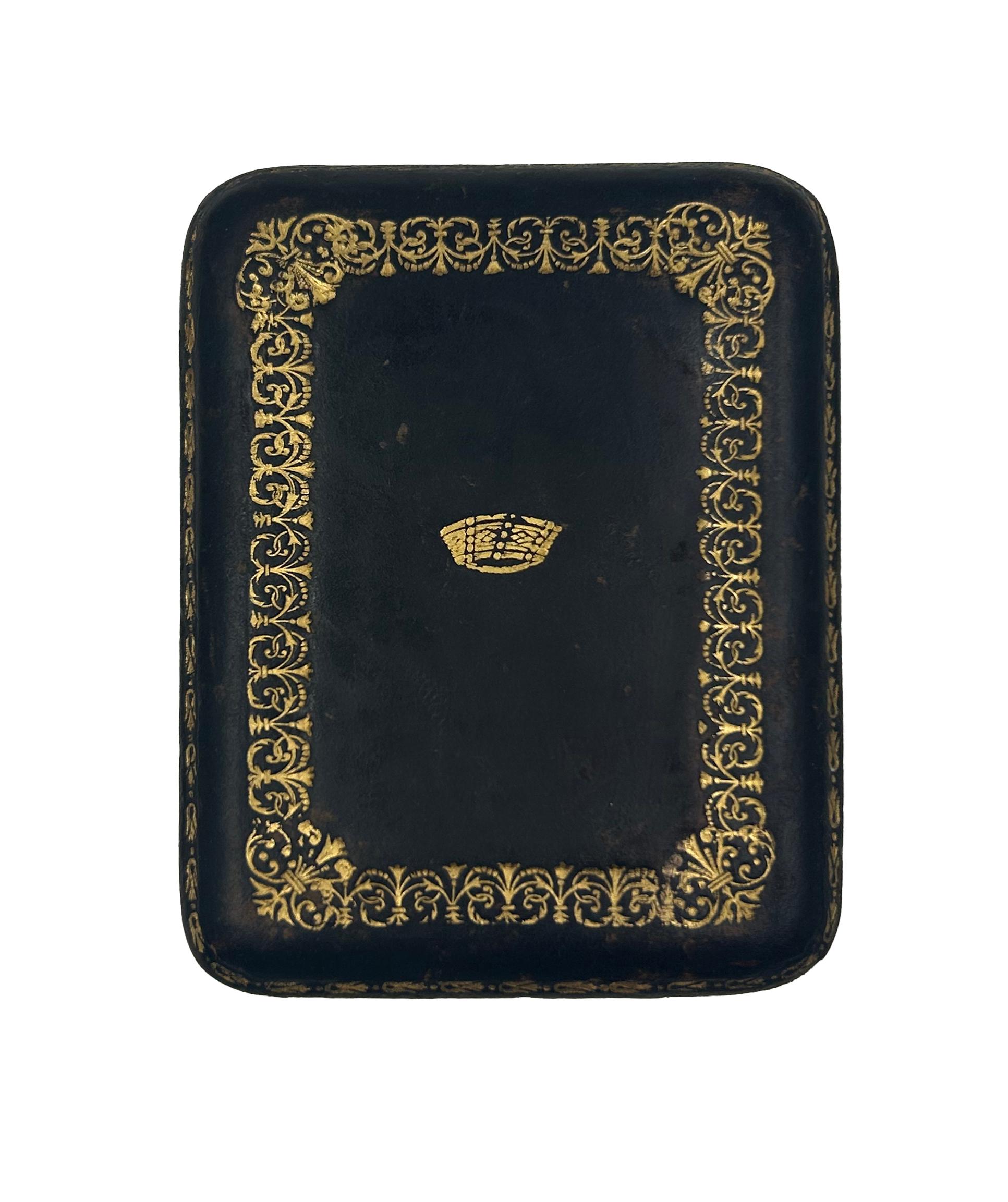 Petit vase en malachite par Henri Vever – Art Nouveau, circa 1900

Ce délicat vase rectangulaire en malachite, réalisé autour de 1900, est une pièce raffinée signée Henri Vever, célèbre joaillier de l’Art Nouveau. Sa monture en argent finement