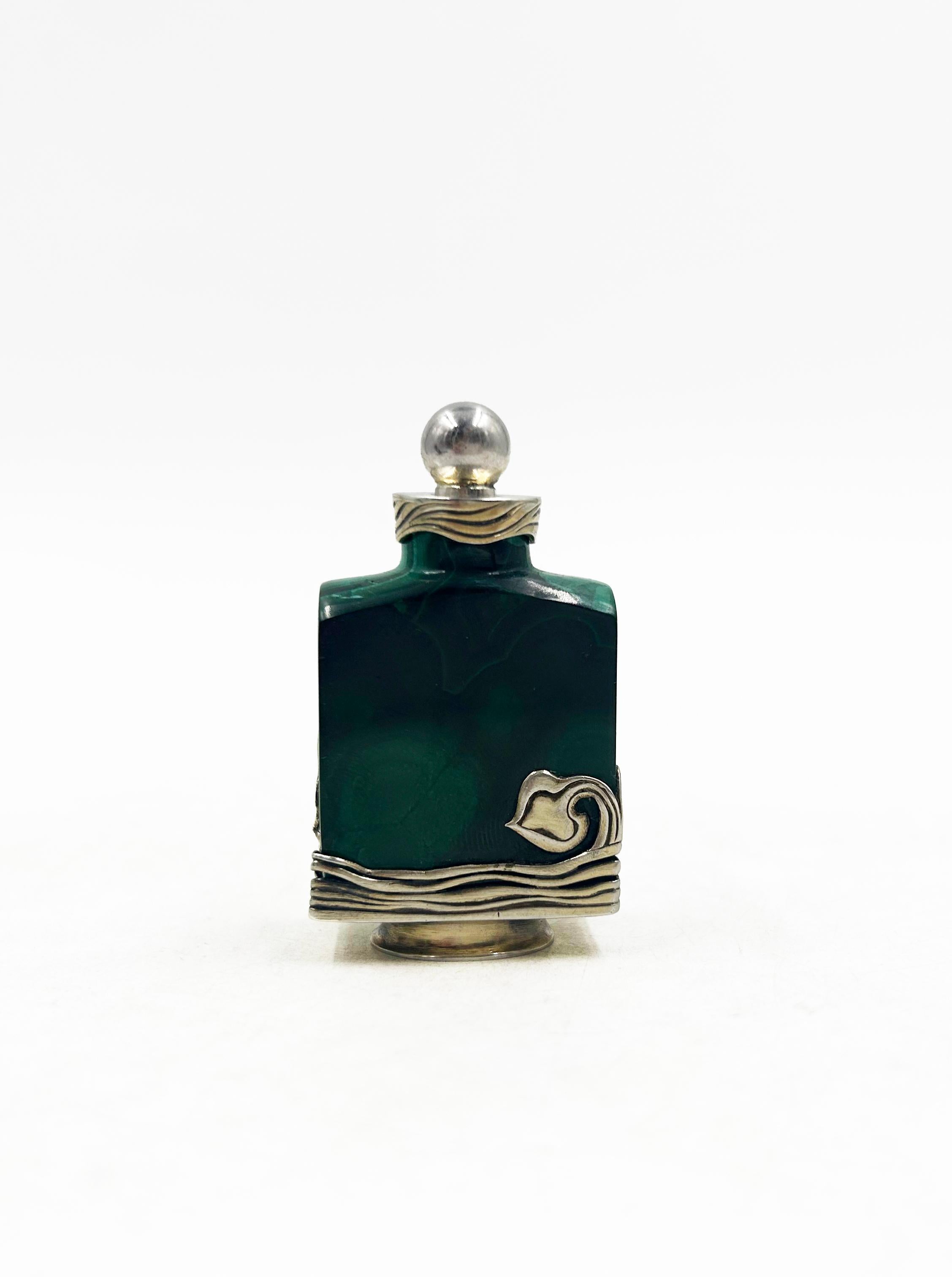 Petit Vase en Malachite par Henri Vever – Art Nouveau, circa 1900 In Good Condition For Sale In NEUILLY-SUR-SEINE, FR