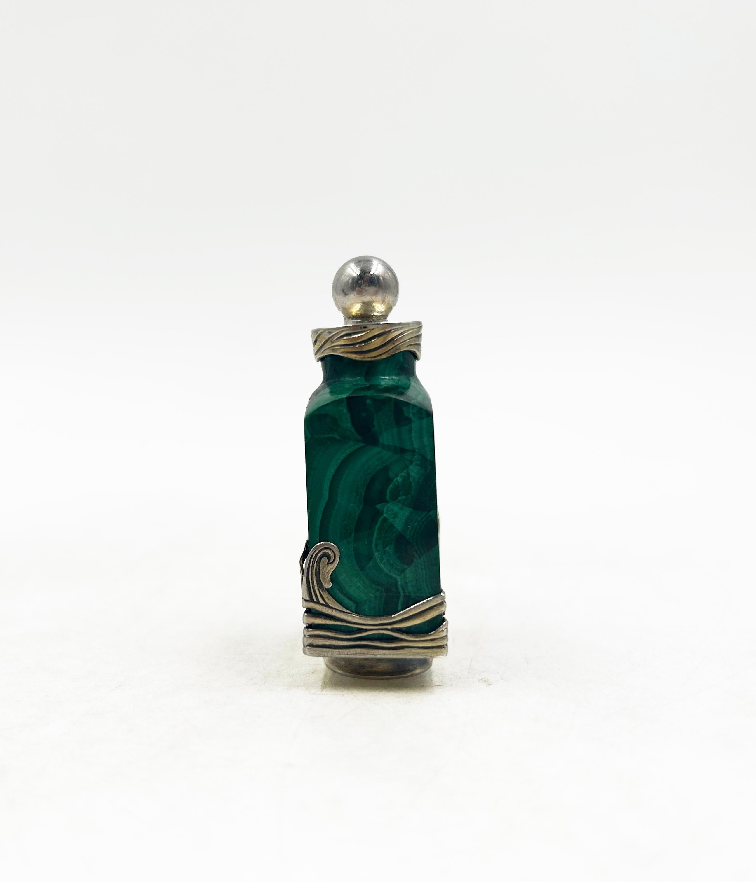 Early 20th Century Petit Vase en Malachite par Henri Vever – Art Nouveau, circa 1900 For Sale
