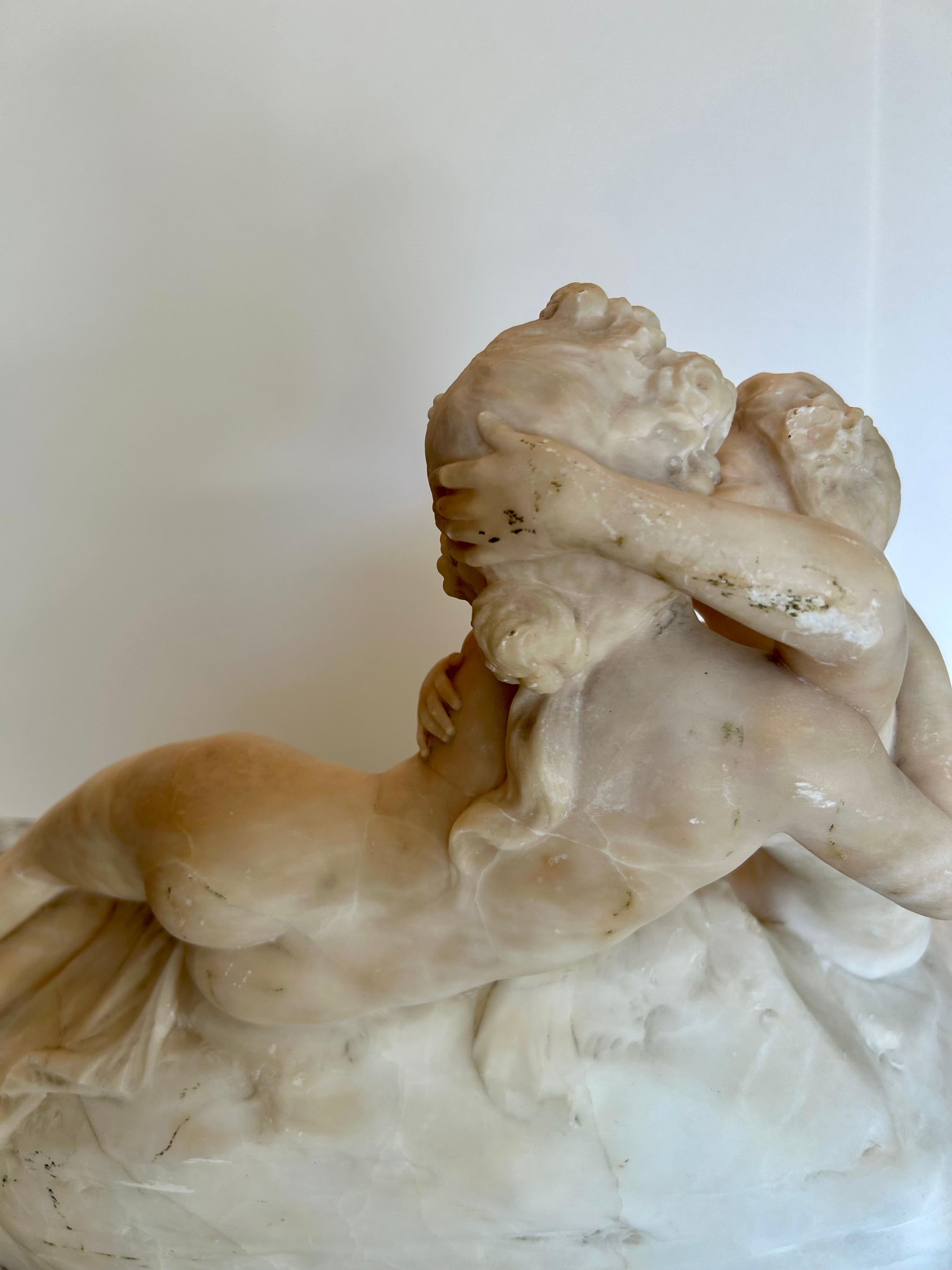 Art Nouveau Marble Sculpture of Two Figures Kissing For Sale 4