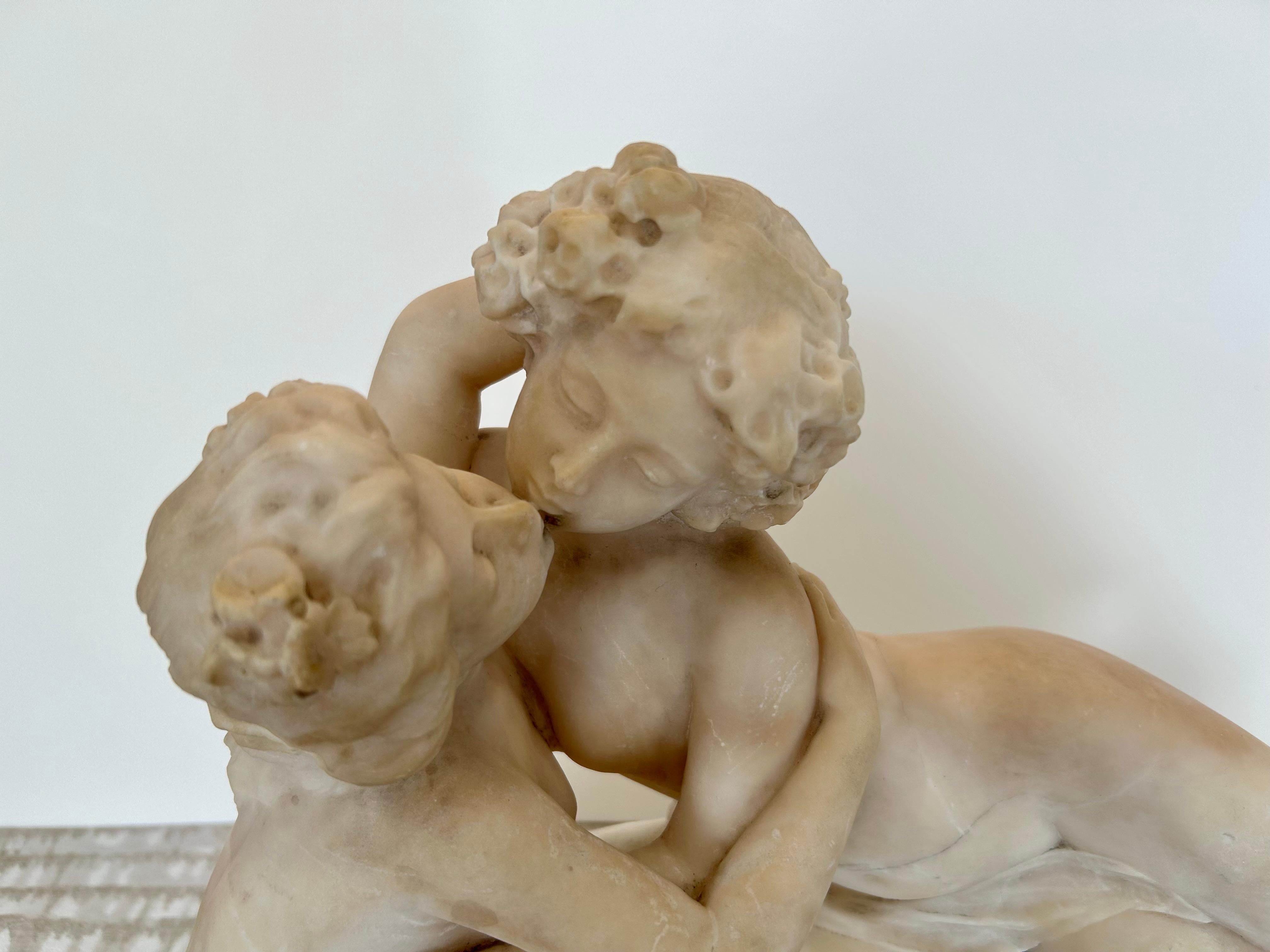 statue che si baciano