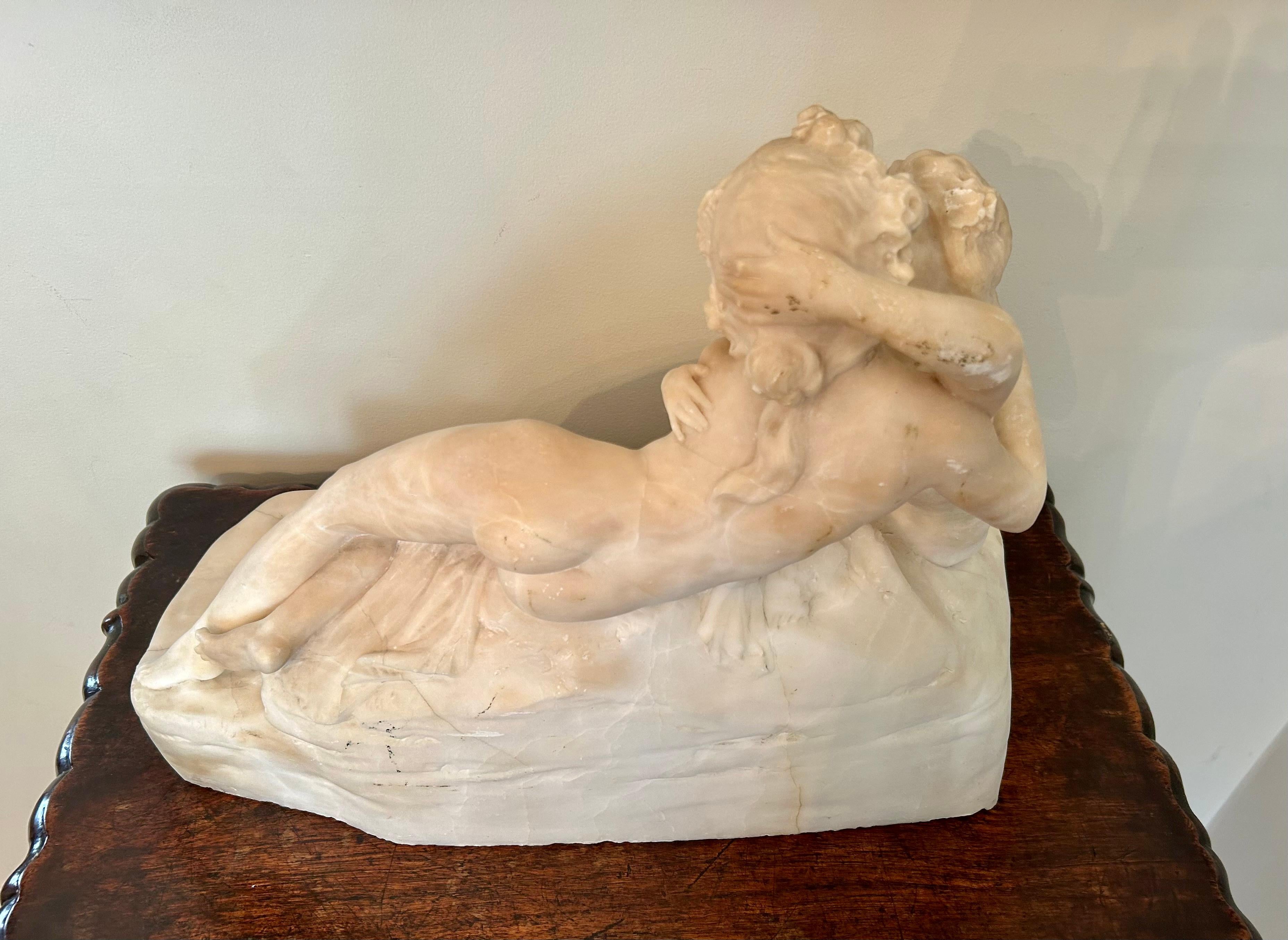 20ième siècle Sculpture en marbre Art Nouveau représentant deux personnages s'embrassant en vente