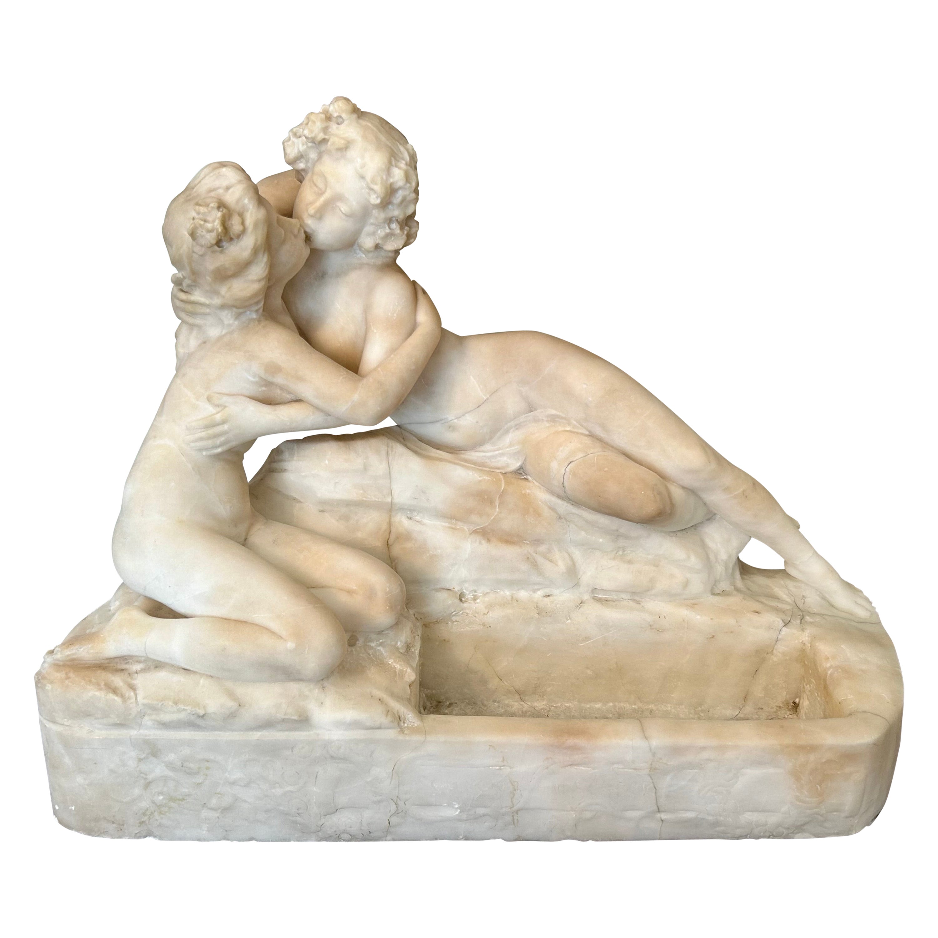 Scultura in marmo Art Nouveau di due figure che si baciano