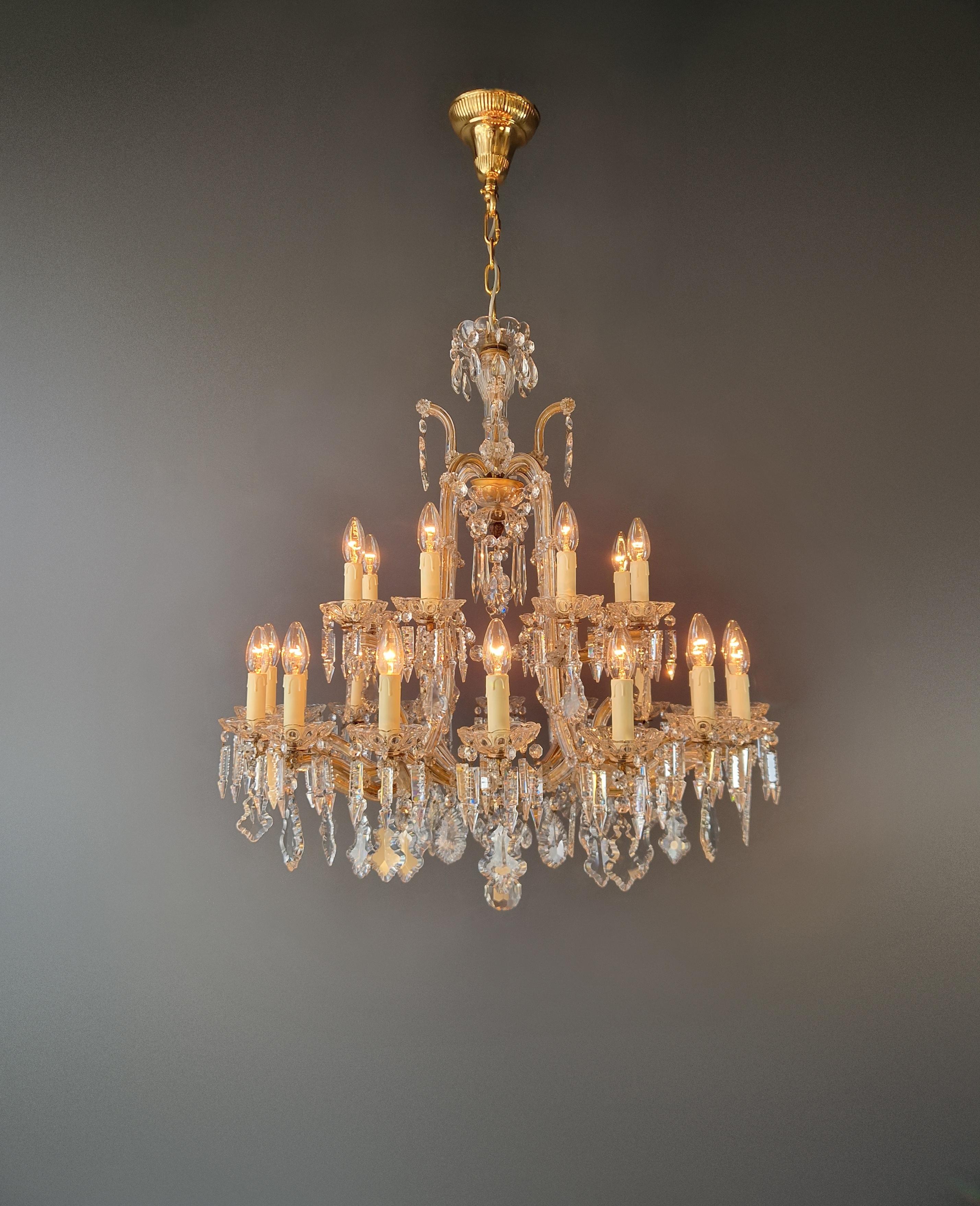 Nous vendons un magnifique lustre ancien qui a été restauré professionnellement à Berlin. Le lustre a été méticuleusement recâblé et est maintenant prêt à être accroché. Il ne manque aucun cristal et le câblage et les prises ont été entièrement