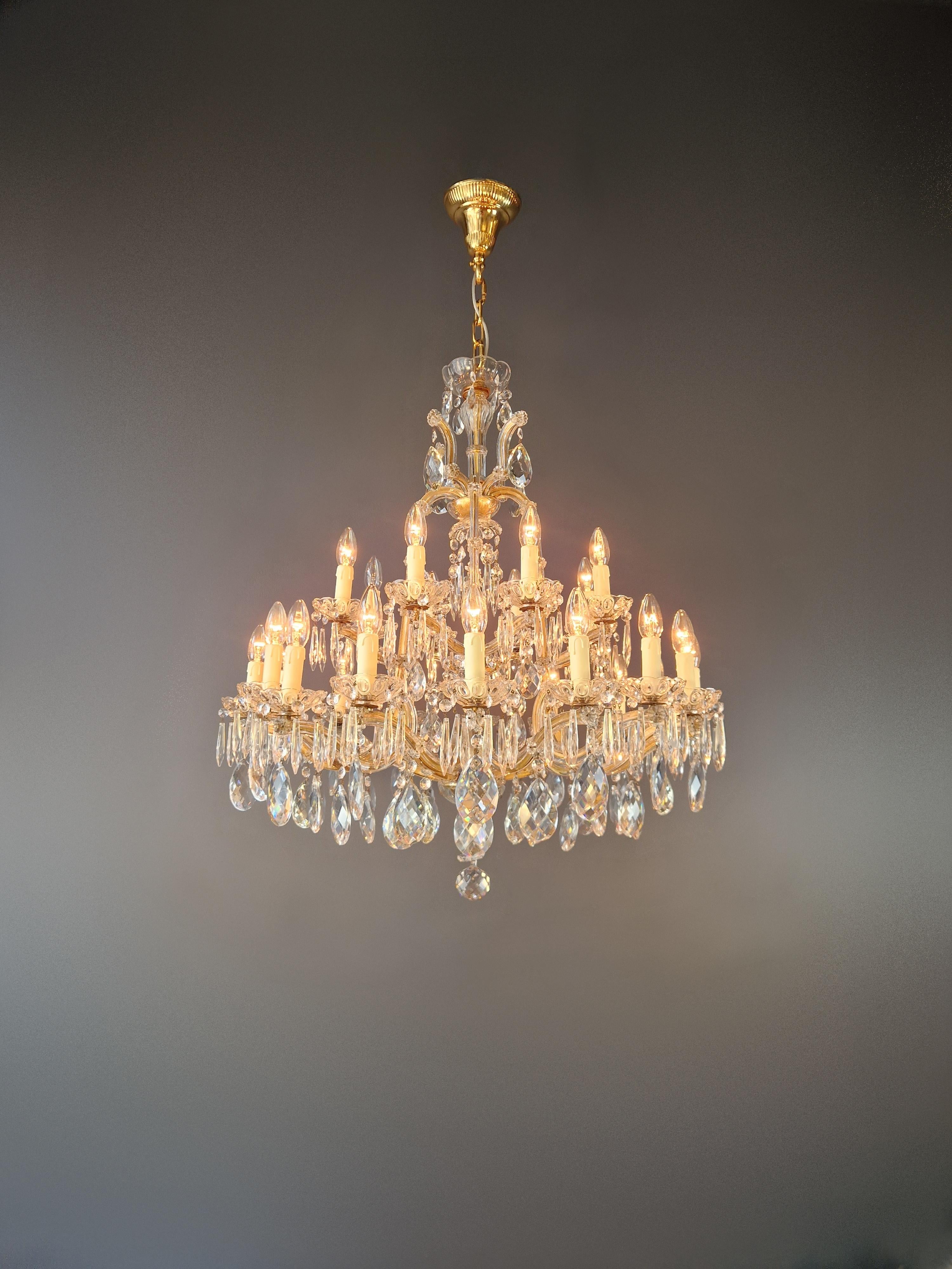 In vendita c'è uno splendido lampadario antico che è stato restaurato professionalmente a Berlino. Il lampadario è stato meticolosamente ricablato ed è pronto per essere appeso. Non manca nemmeno un cristallo e il cablaggio e le prese sono stati