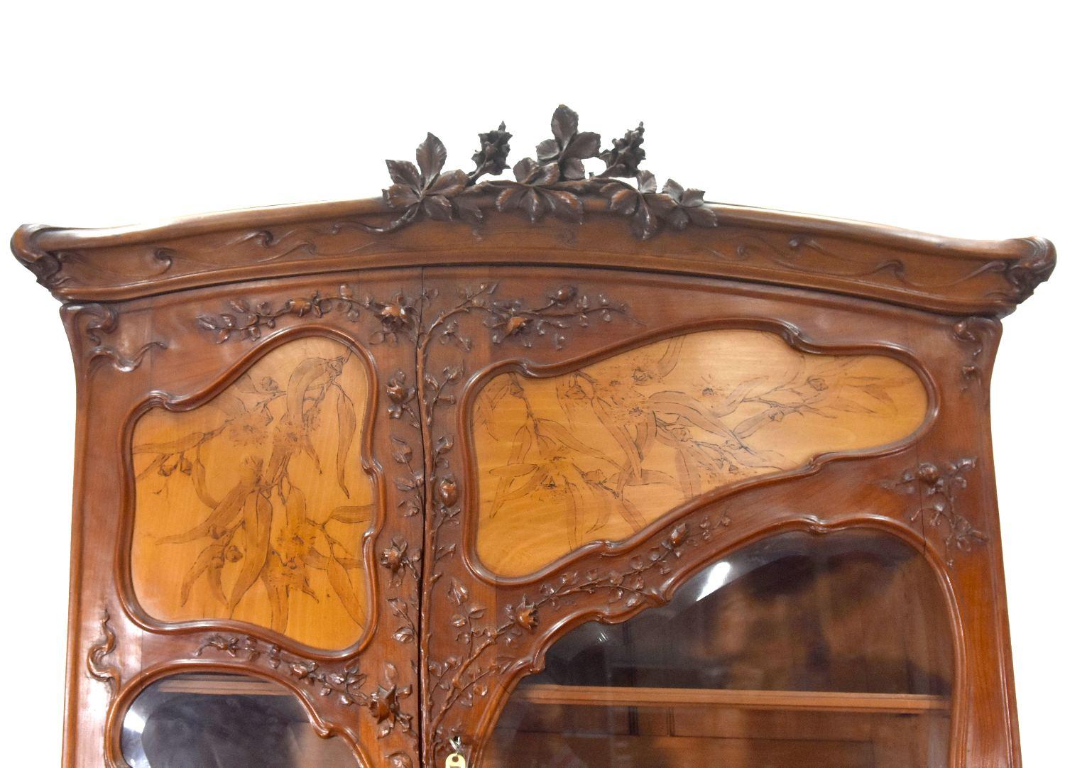 Art Nouveau Marquetry Inlaid Showcase, circa 1900 In Good Condition For Sale In Marseille, FR